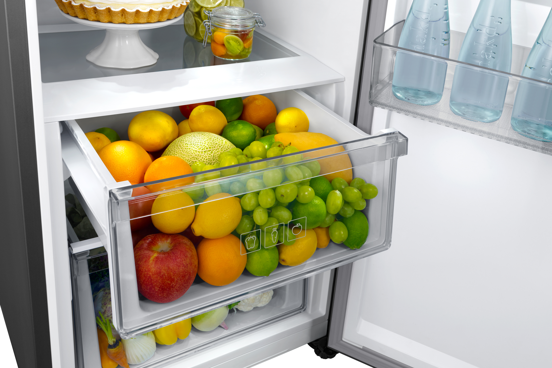 Cajón de nevera con variedad de frutas frescas: manzanas, naranjas, uvas, limones, etc.