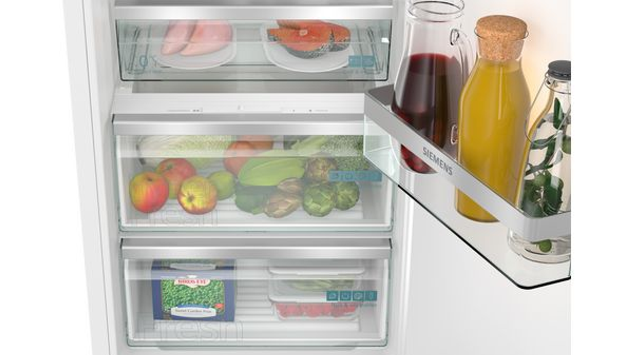 Open koelkast met planken vol voedsel, waaronder vlees, fruit en groenten.