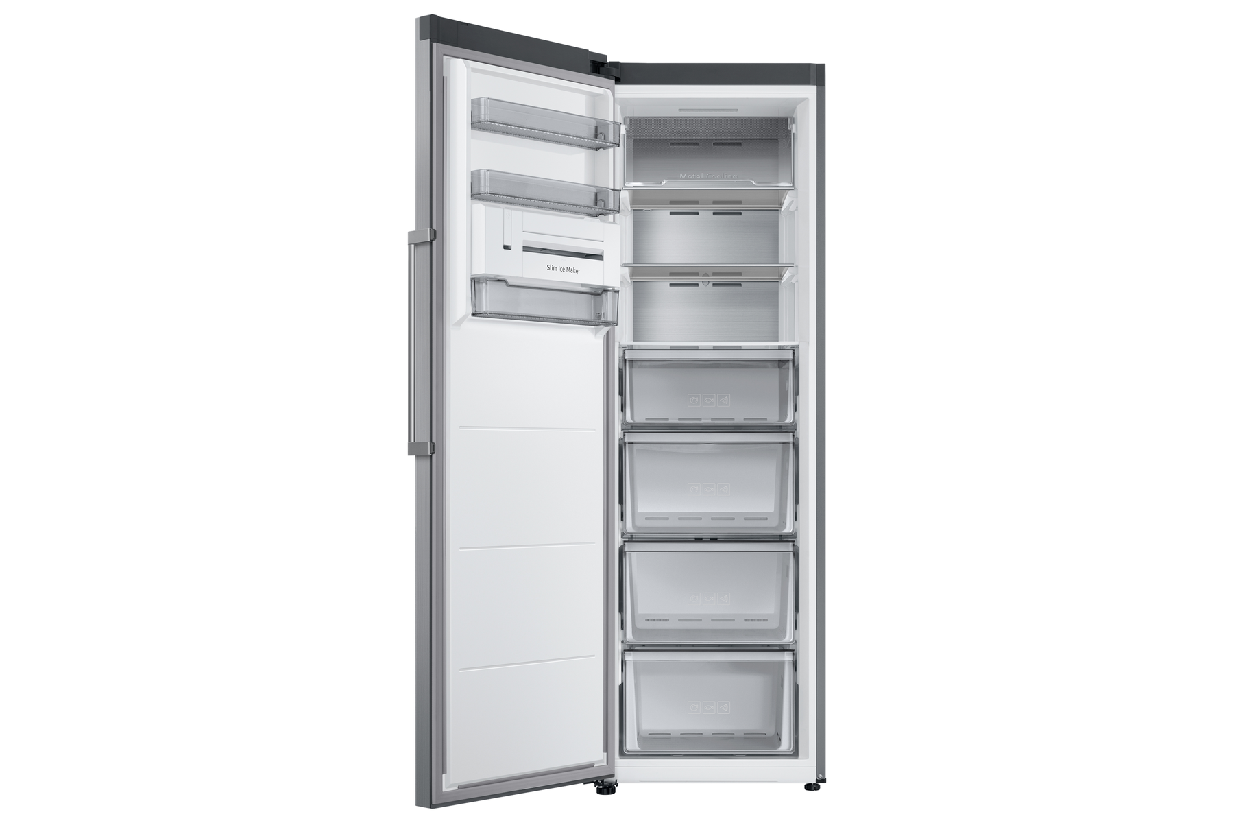 Refrigerador de acero inoxidable abierto con estantes y cajones, interior blanco.