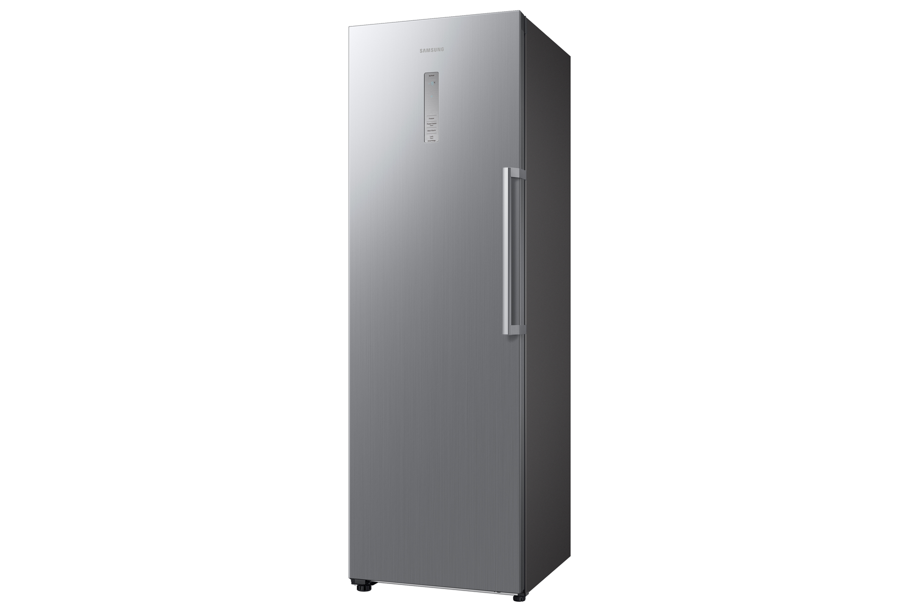 Refrigerador plateado y alto con mango y pantalla digital. Fondo blanco.
