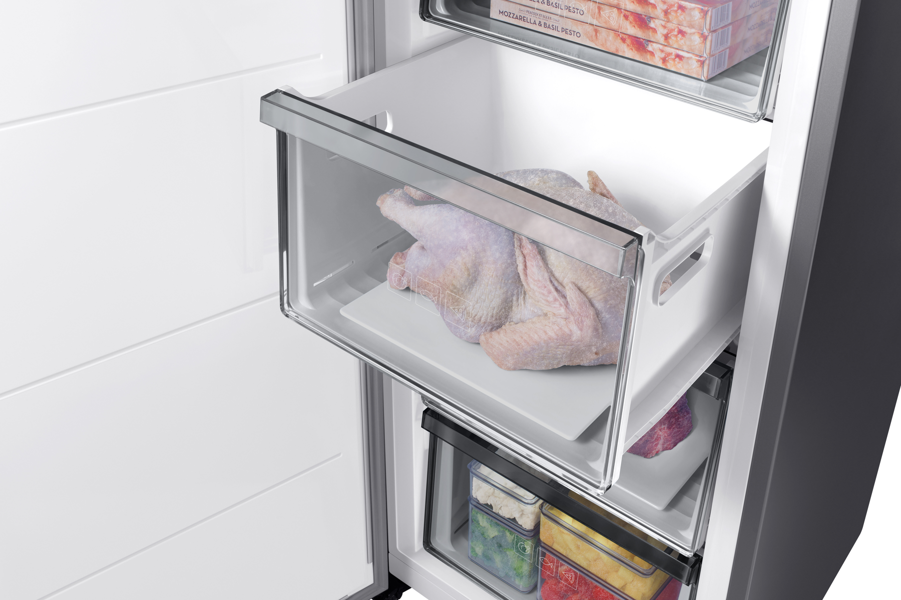 Interior de un refrigerador con un pavo en un cajón y otros artículos.