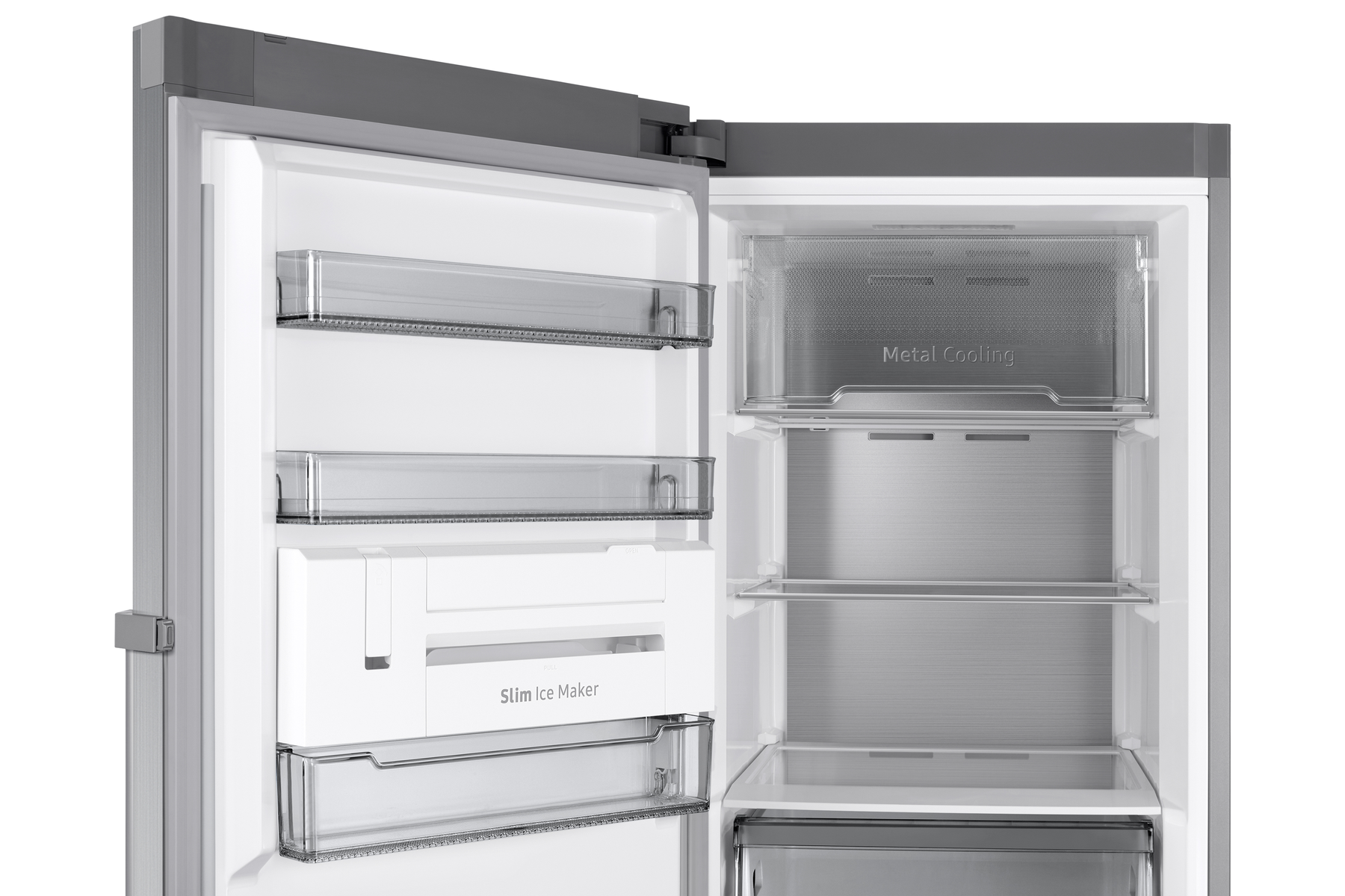 Primer plano de una puerta de refrigerador abierta, mostrando estantes, cajones y un delgado fabricante de hielo.