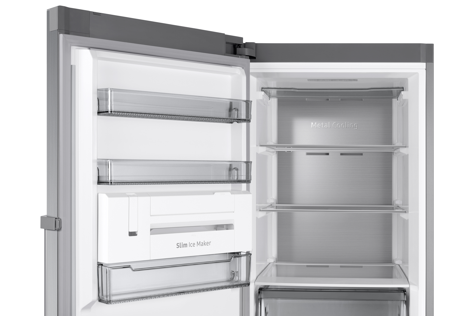 Interior abierto de un refrigerador plateado. Muestra estantes, cajones y compartimentos.