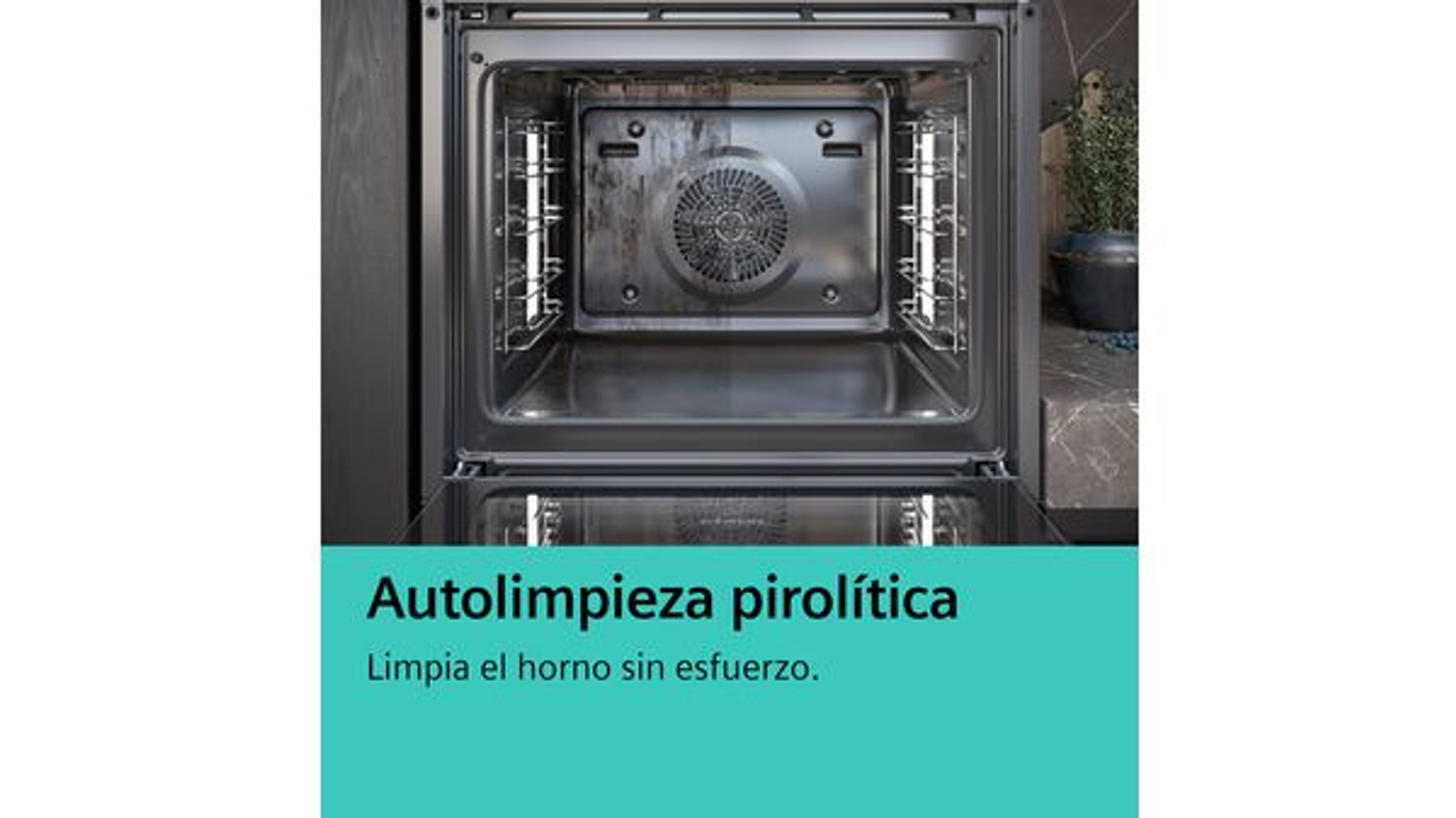Drzwi piekarnika są otwarte, pokazując wnętrze z wentylatorem. Tekst mówi: Samoczyszczenie pirolityczne.