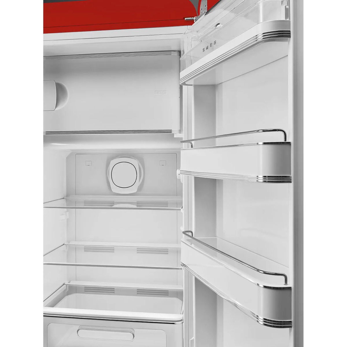 Frigorifero bianco, aperto e vuoto. Top rosso, ripiani trasparenti, finiture in acciaio inox.