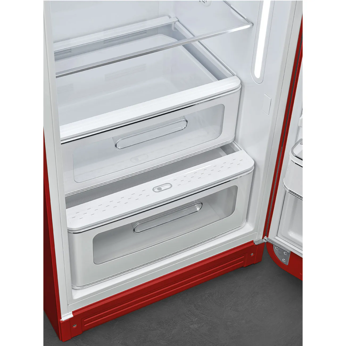 Interno di un frigorifero Smeg rosso, con cassetti bianchi e trasparenti.