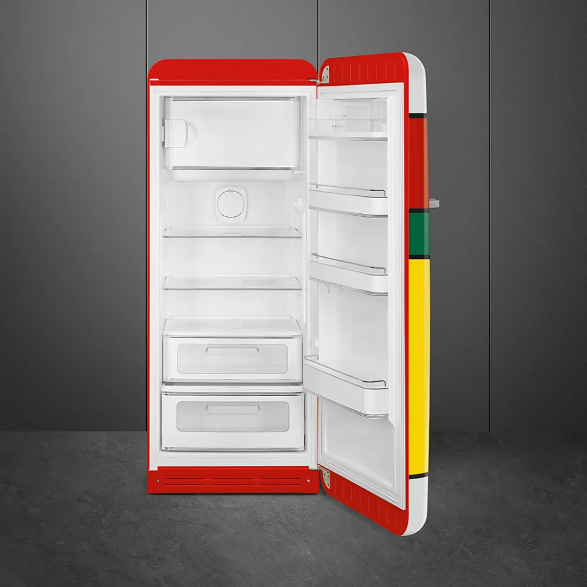 Un refrigerador Smeg rojo, amarillo y blanco con la puerta abierta, mostrando estantes y cajones.