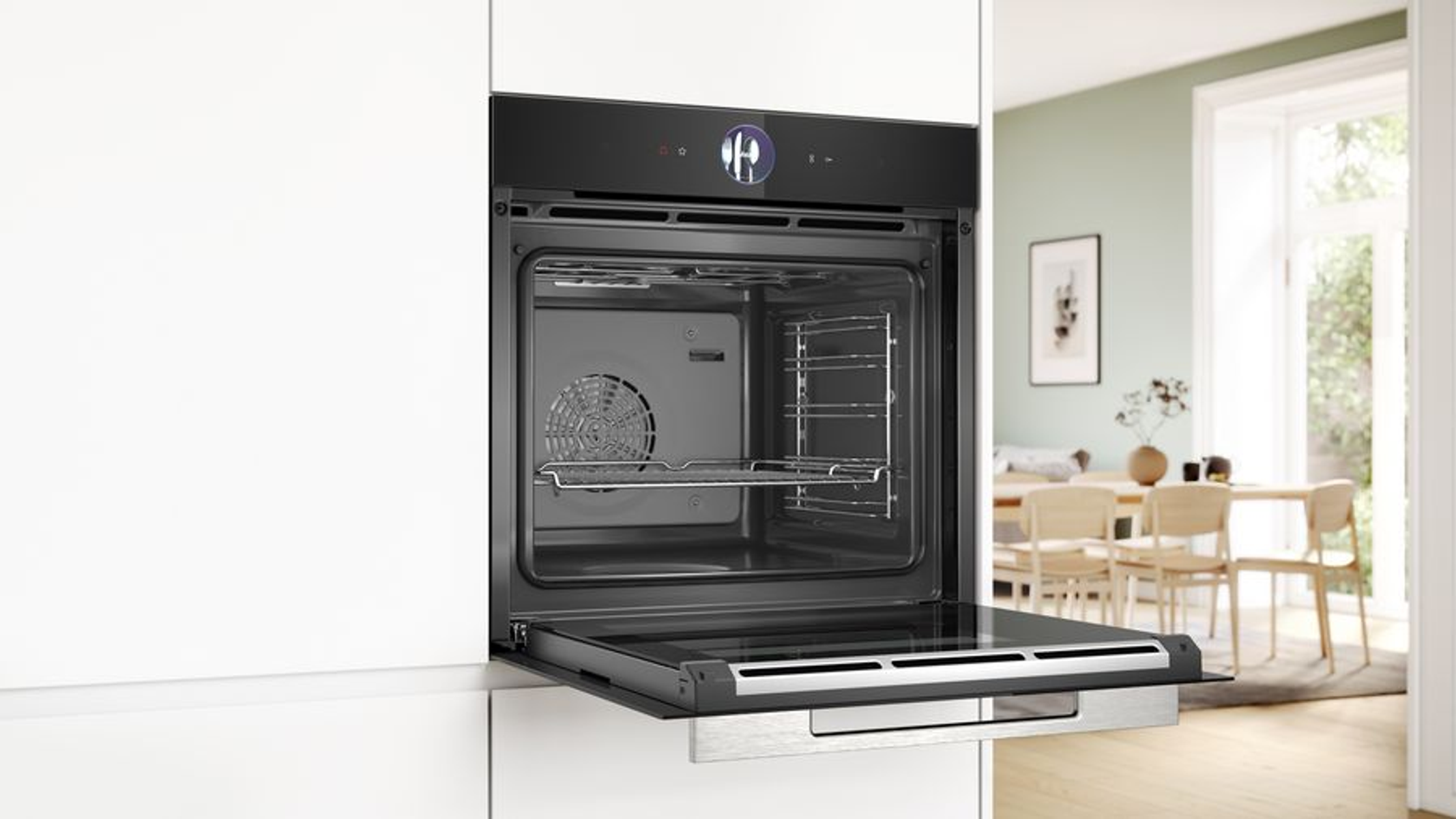 Four encastré ouvert. Intérieur en acier inoxydable, porte vitrée, dans la cuisine.