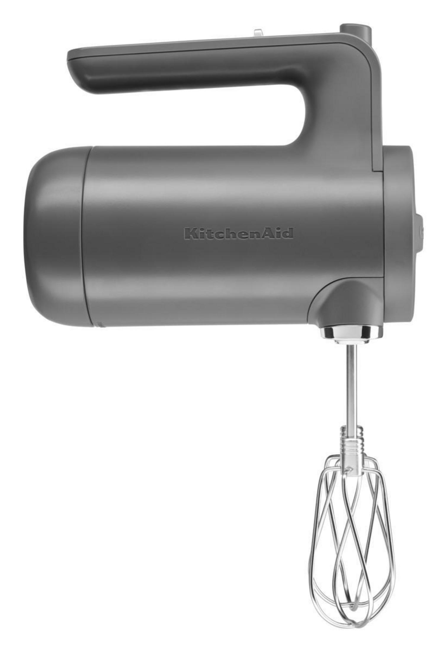 Gri KitchenAid el mikseri, çırpıcı aparatı ile. Markanın adı yan tarafında.