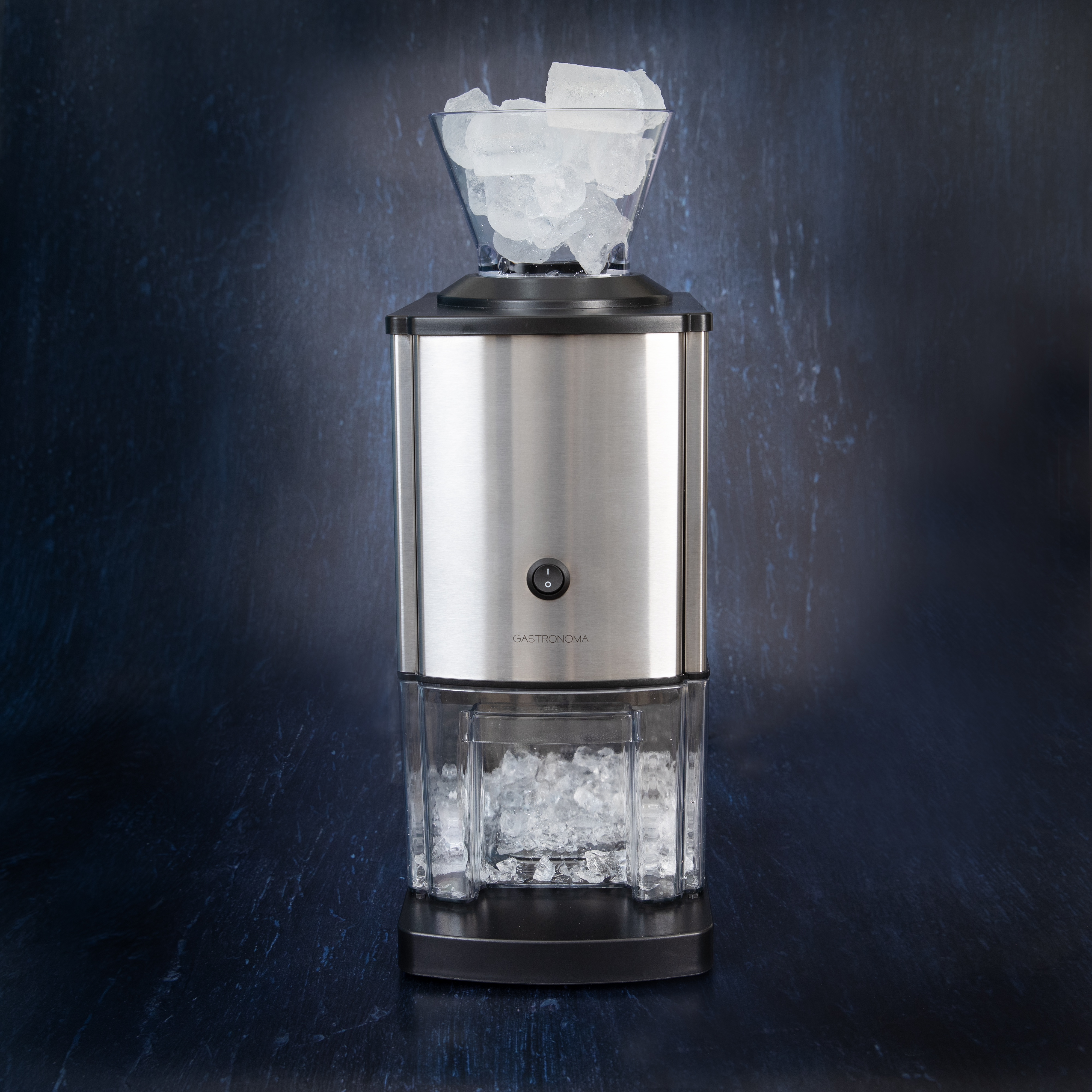 Silberner Eisbereiter, mit einem Glasbehälter mit Eis oben und einem Behälter unten.