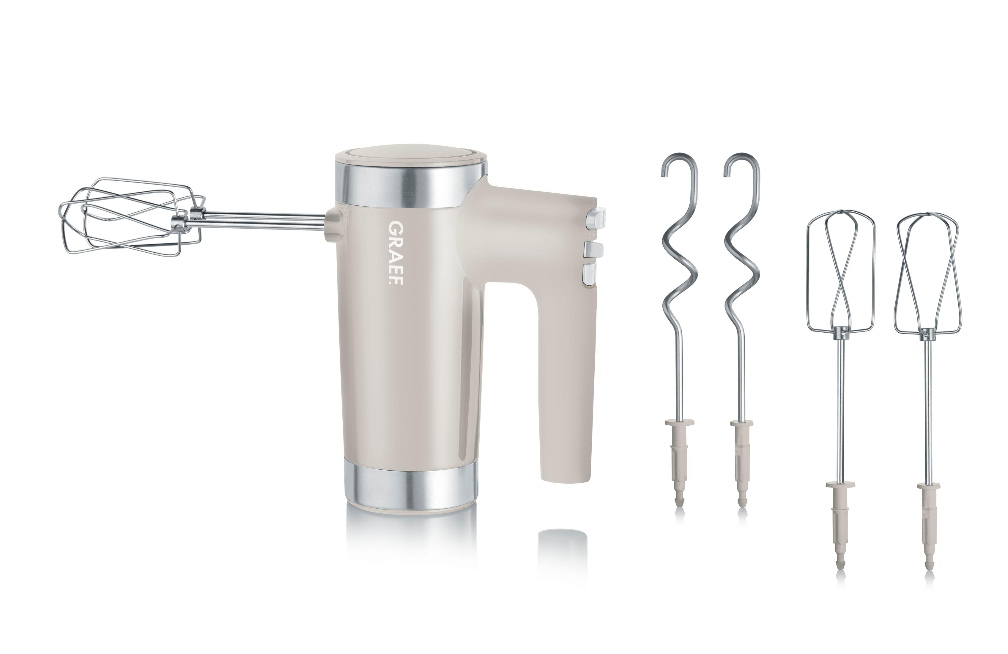 Een beige handmixer met verschillende hulpstukken, gerangschikt rechts op een wit oppervlak.