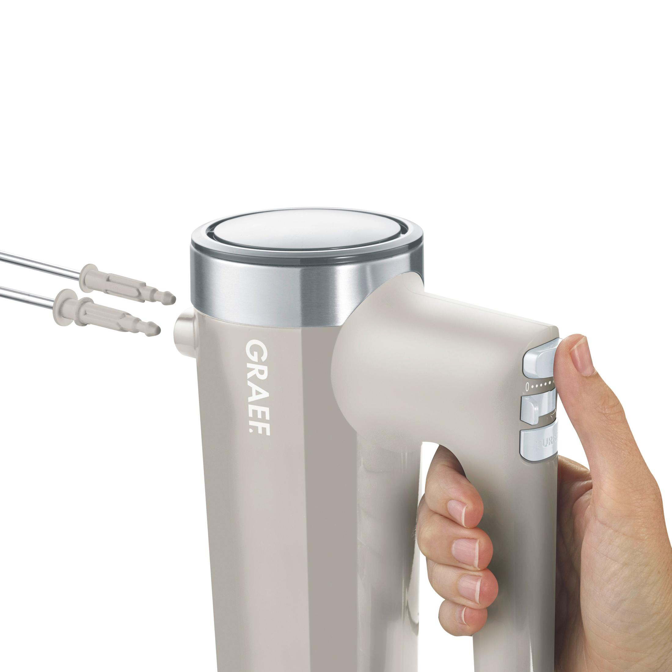 Een handmixer met beige behuizing en roestvrijstalen kloppers.