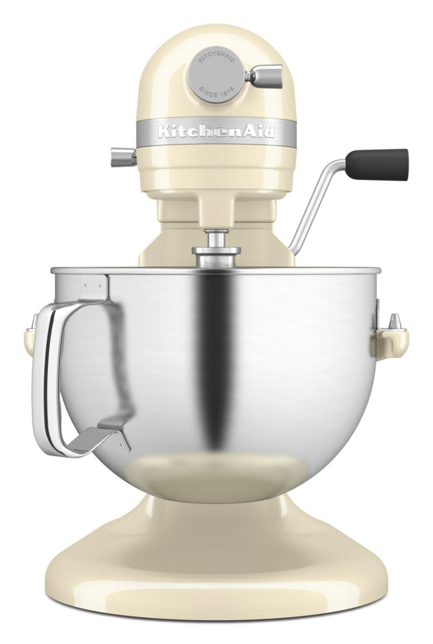 Cremefarbener KitchenAid-Küchenmixer. Die Schüssel ist Edelstahl. Der Griff ist schwarz.