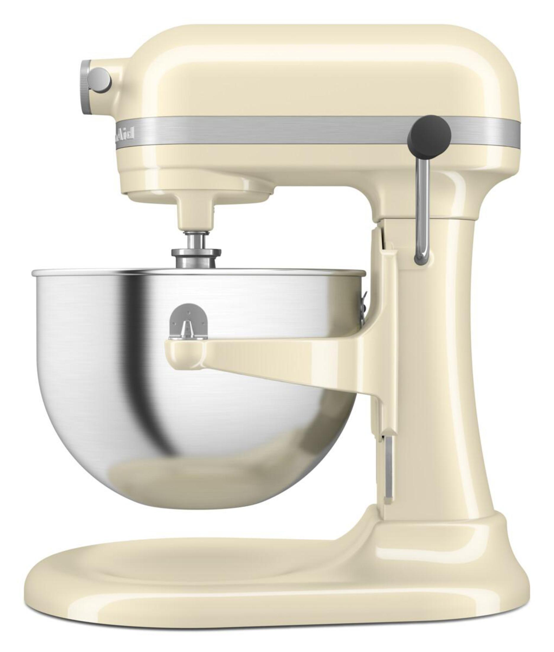 Ein cremefarbener KitchenAid-Küchenmixer ist von der Seite zu sehen. Er hat eine silberne Schüssel und einen schwarzen Griff.