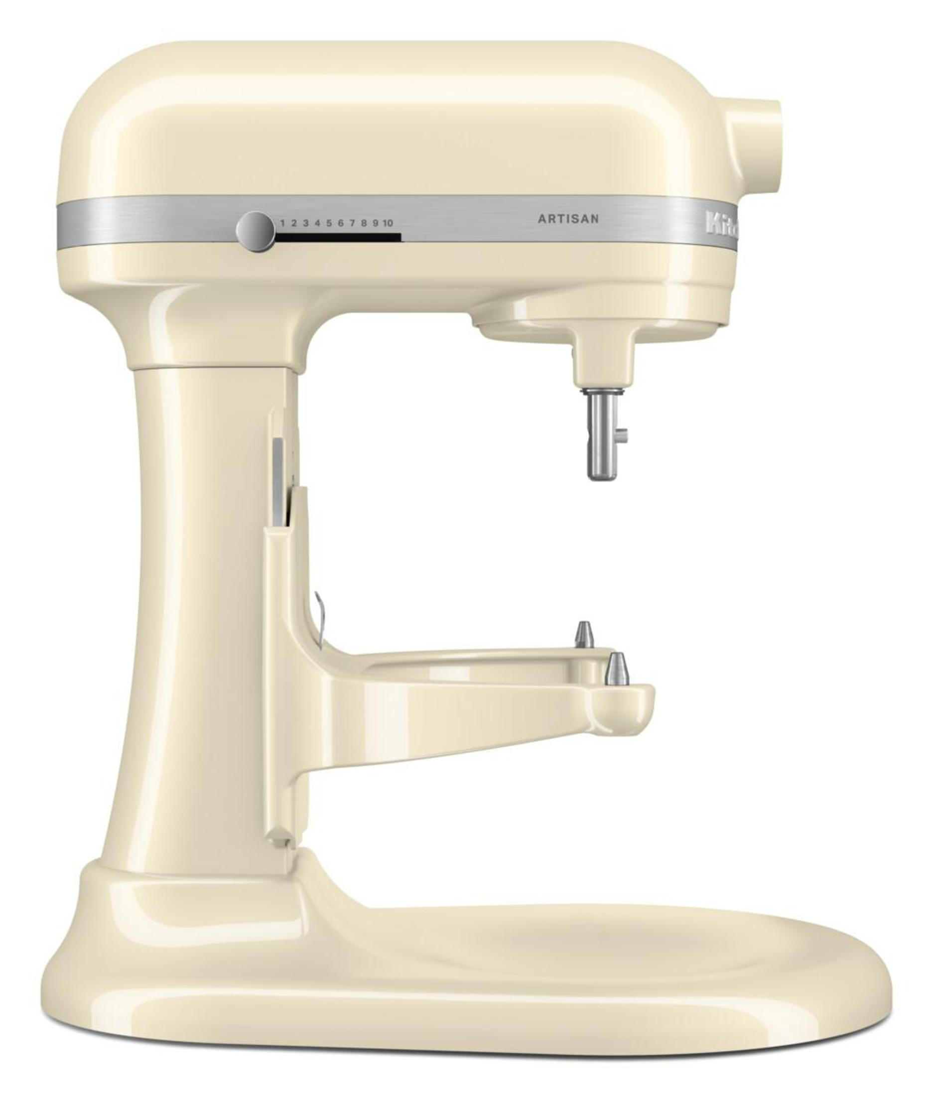Cremefarbener KitchenAid-Küchenmixer auf weißem Hintergrund, Seitenansicht.