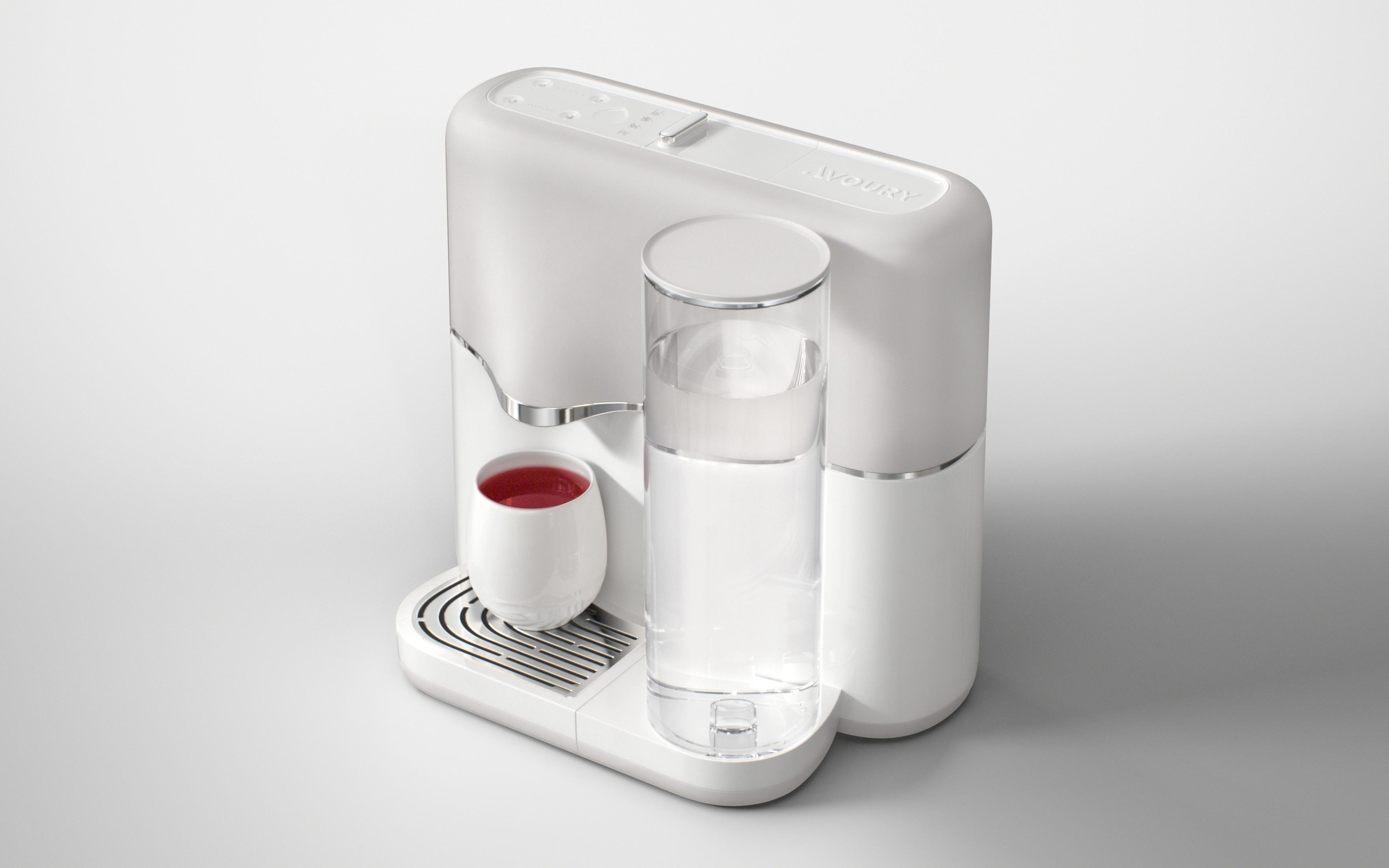 Weißer Teezubereiter mit transparentem Wasserbehälter und einer Tasse Tee daneben.