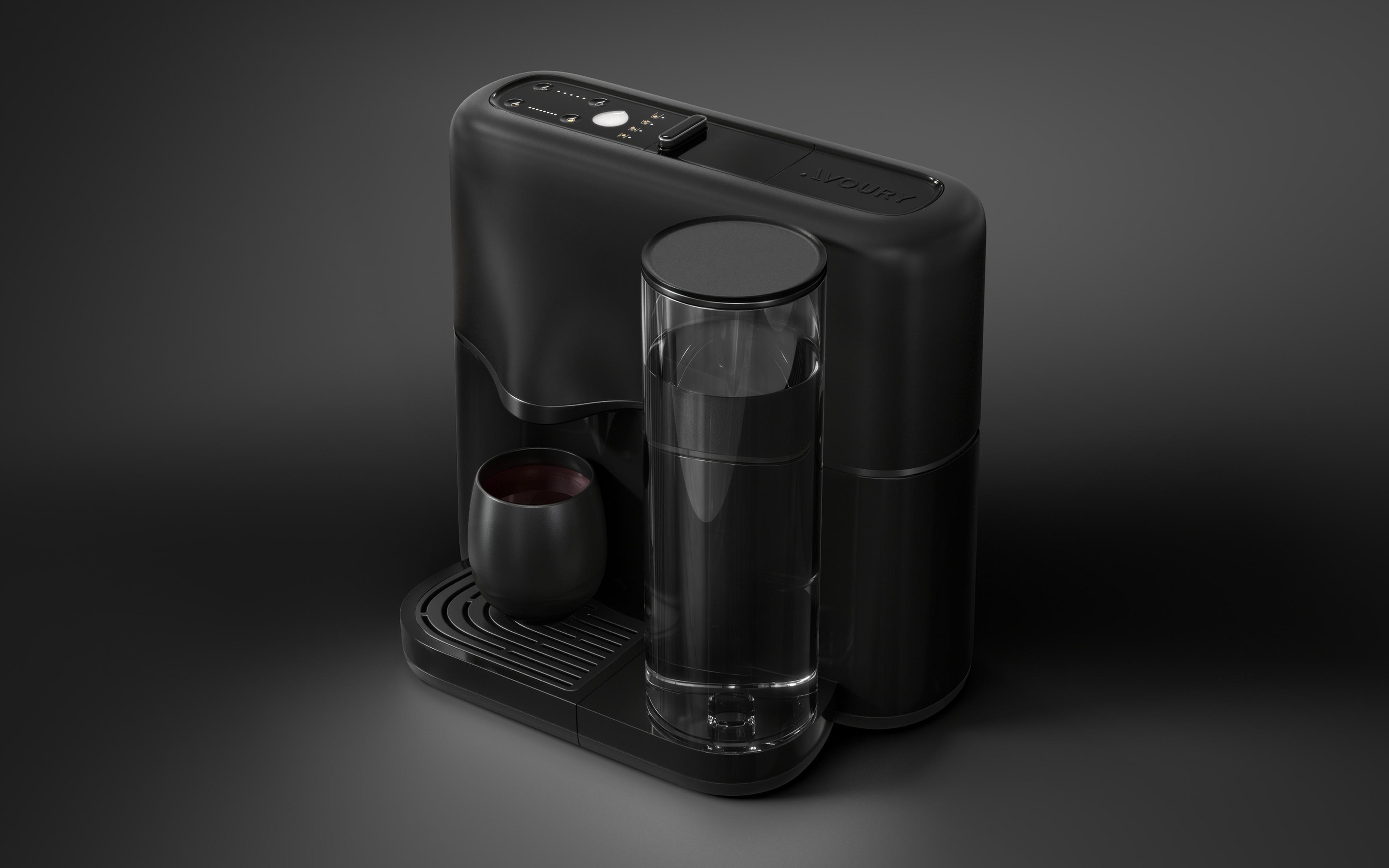 Schwarze Kaffeemaschine mit Glaskaraffe und Tasse. Dunkelgrauer Hintergrund.