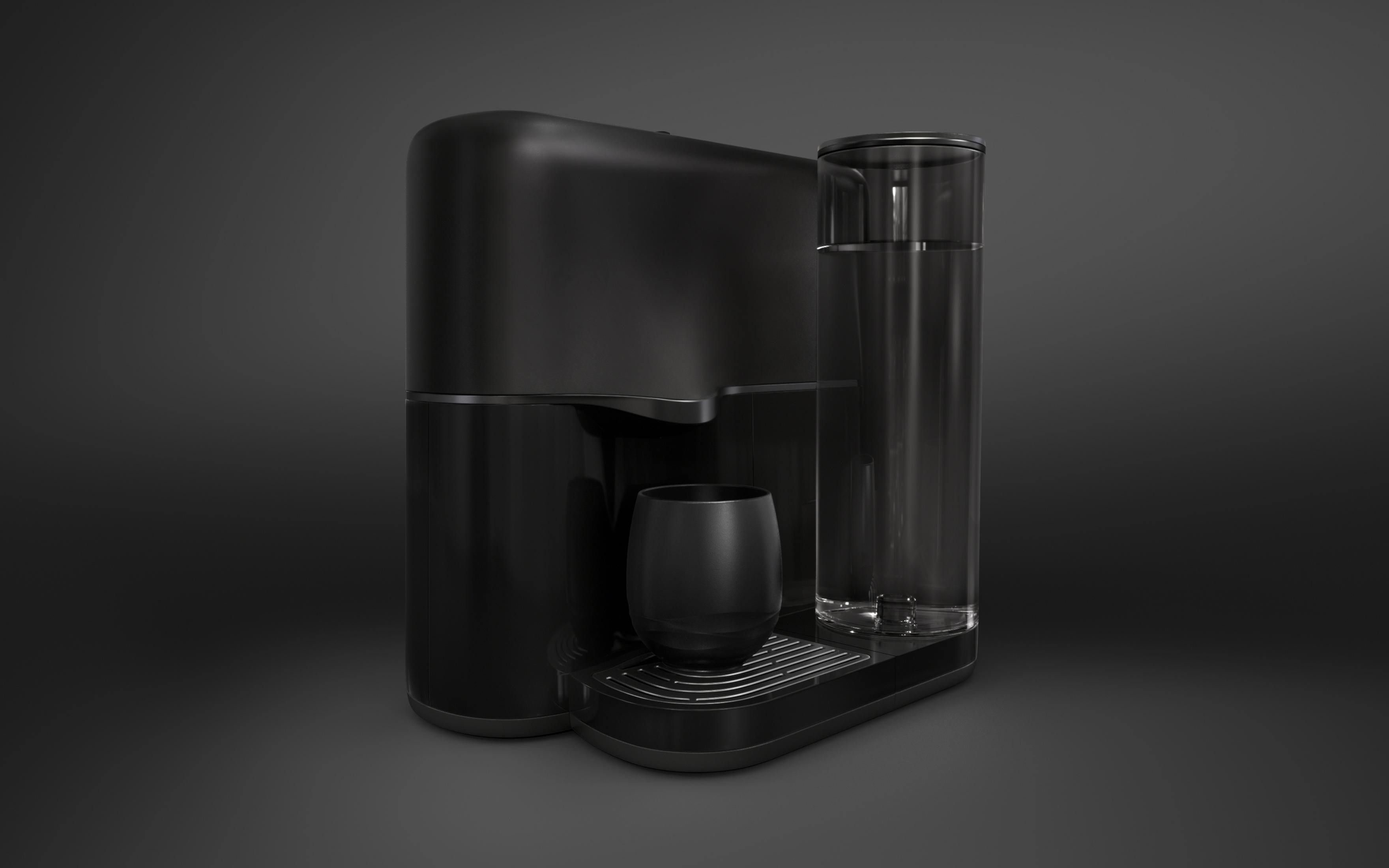 Schwarze Kaffeemaschine mit Glaskaraffe und Tasse. Der Hintergrund ist dunkelgrau.