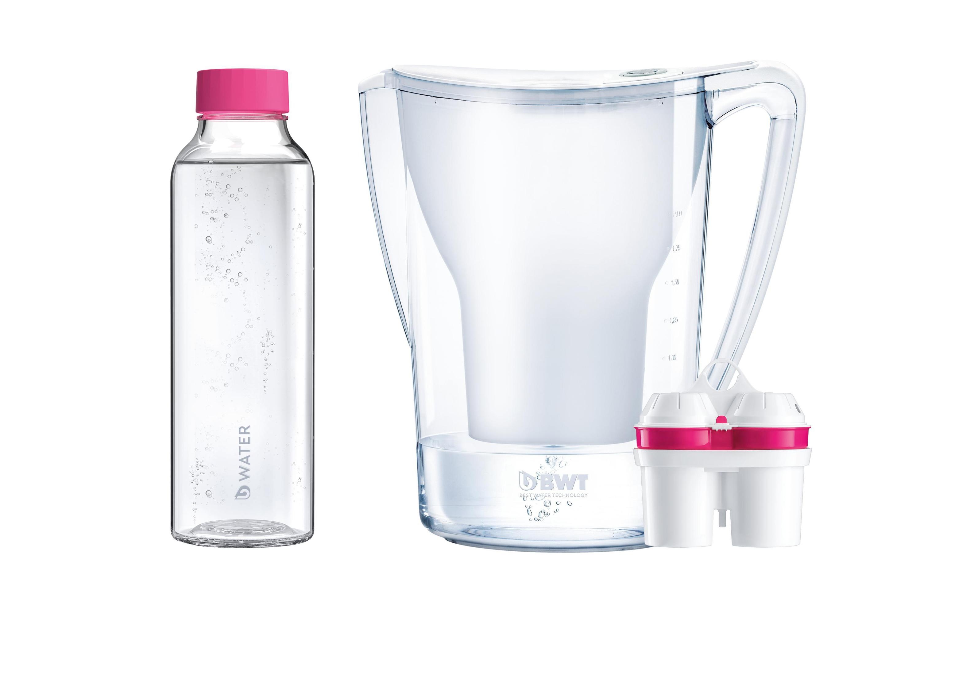 Bottiglia d'acqua e filtro dell'acqua. La bottiglia è trasparente. Il filtro è bianco con dettagli rosa.