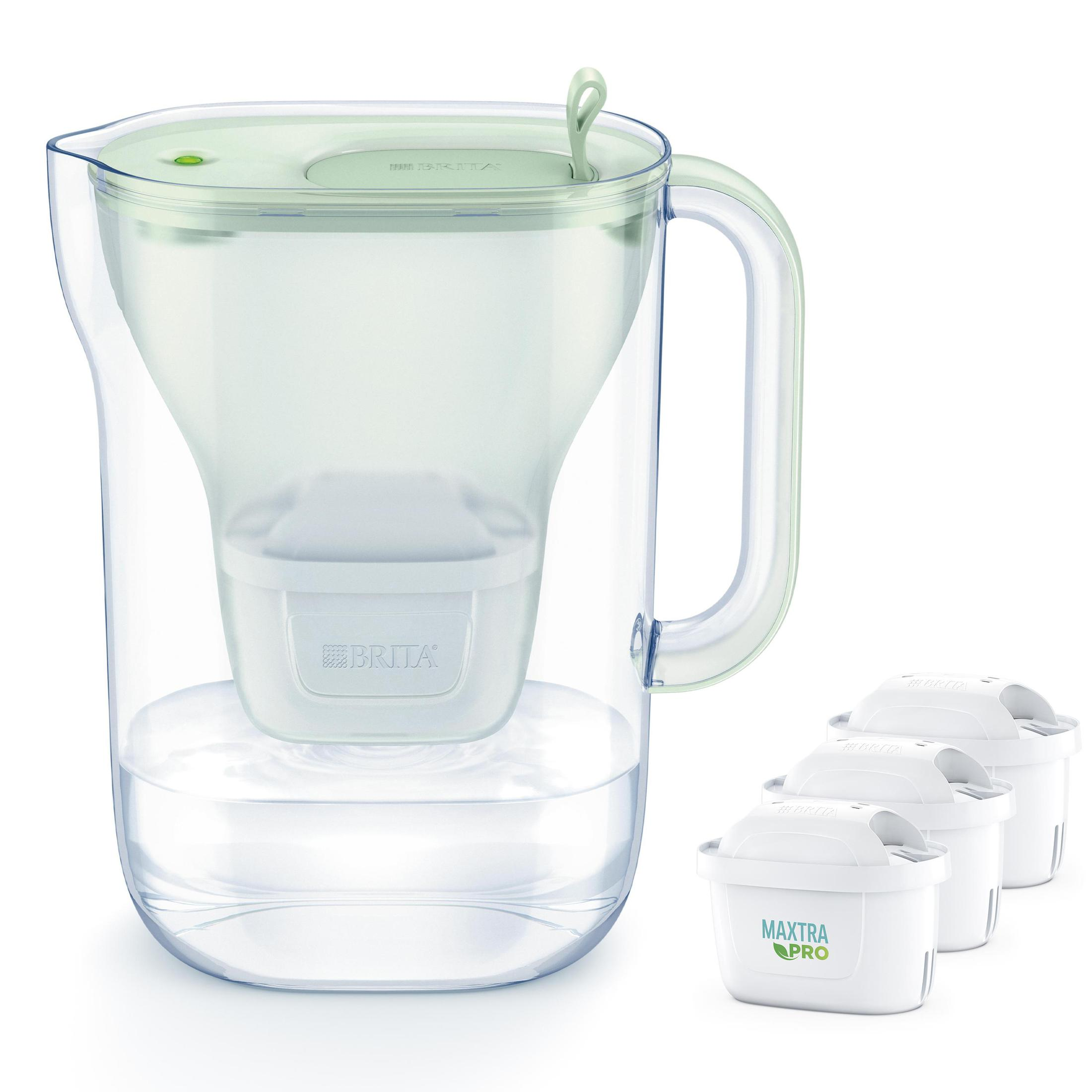 Przezroczysty dzbanek z filtrem do wody z filtrami zapasowymi.