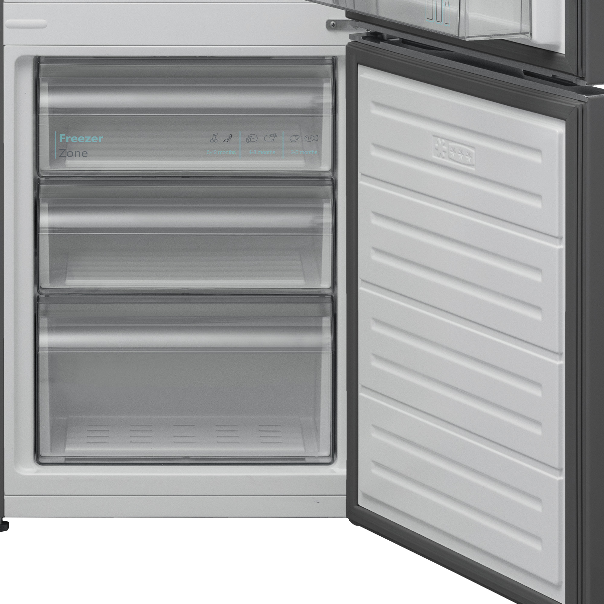 Offener weißer Kühlschrank mit Gefrierschubladen. Drei Schubladen und eine Tür sind sichtbar.