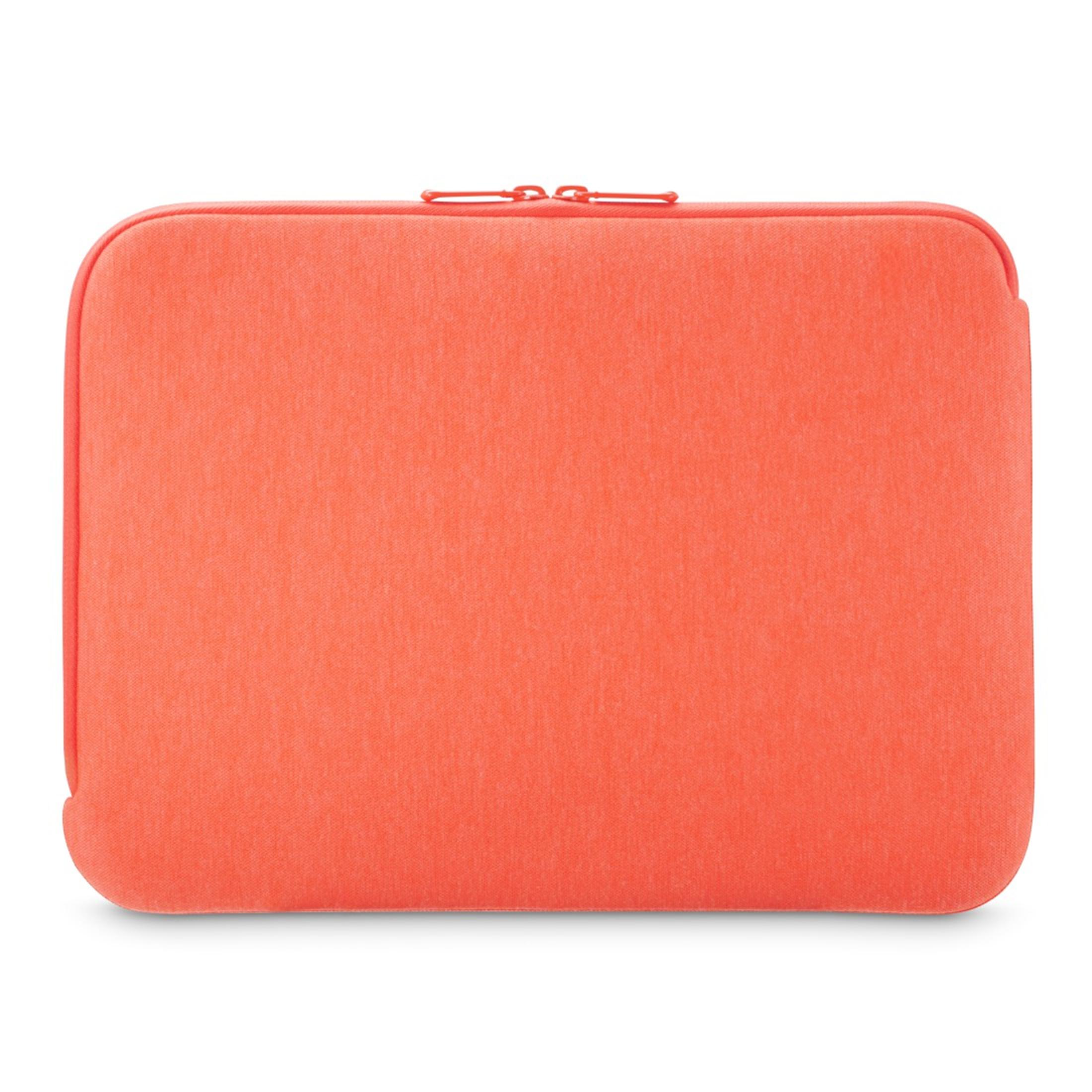 Orangene Laptoptasche mit Reißverschluss, schlichte Textur, schlichtes Design auf weißem Hintergrund.