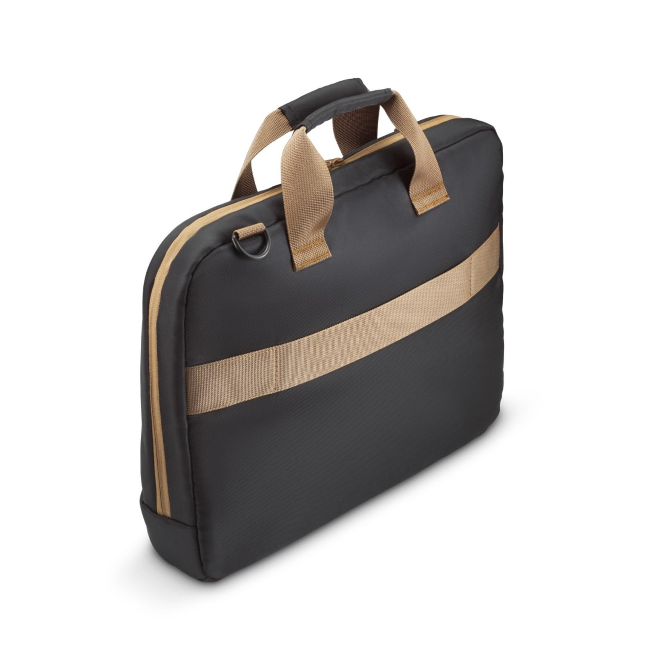 Czarna torba na laptopa z beżowym akcentem. Torba znajduje się na białym tle. Jest pochylona.
