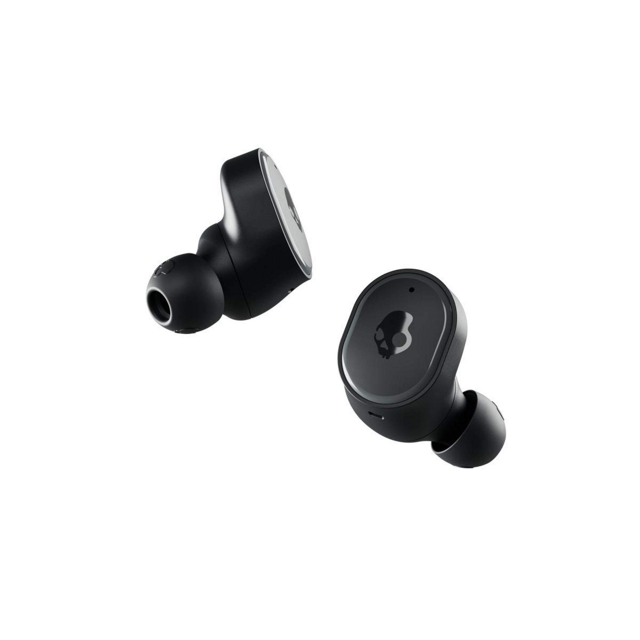 Zwei schwarze Skullcandy-Ohrhörer schweben in der Luft.