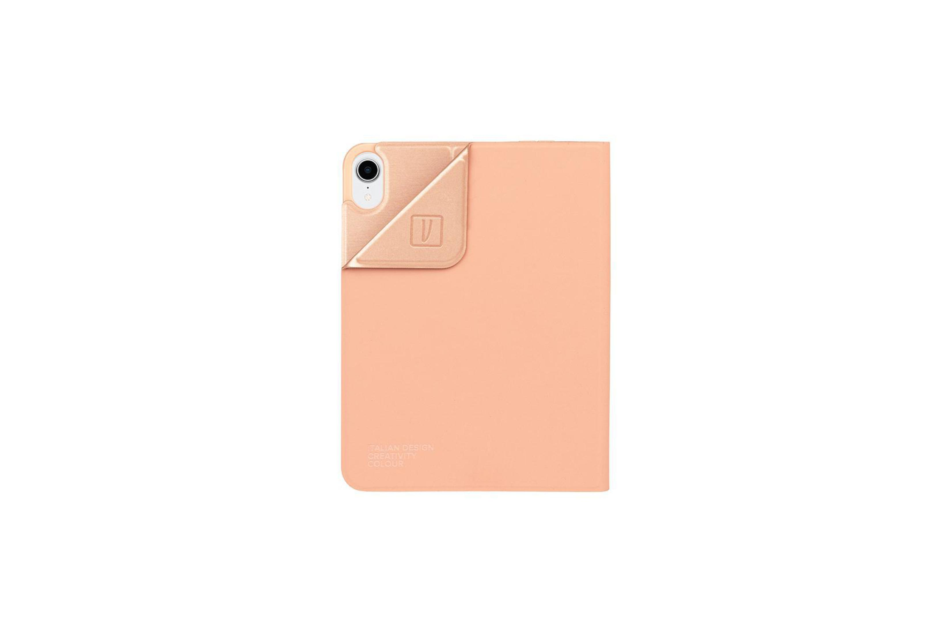 Custodia per iPad color pesca con la lettera V in un angolo. Design italiano, creatività, sogno.
