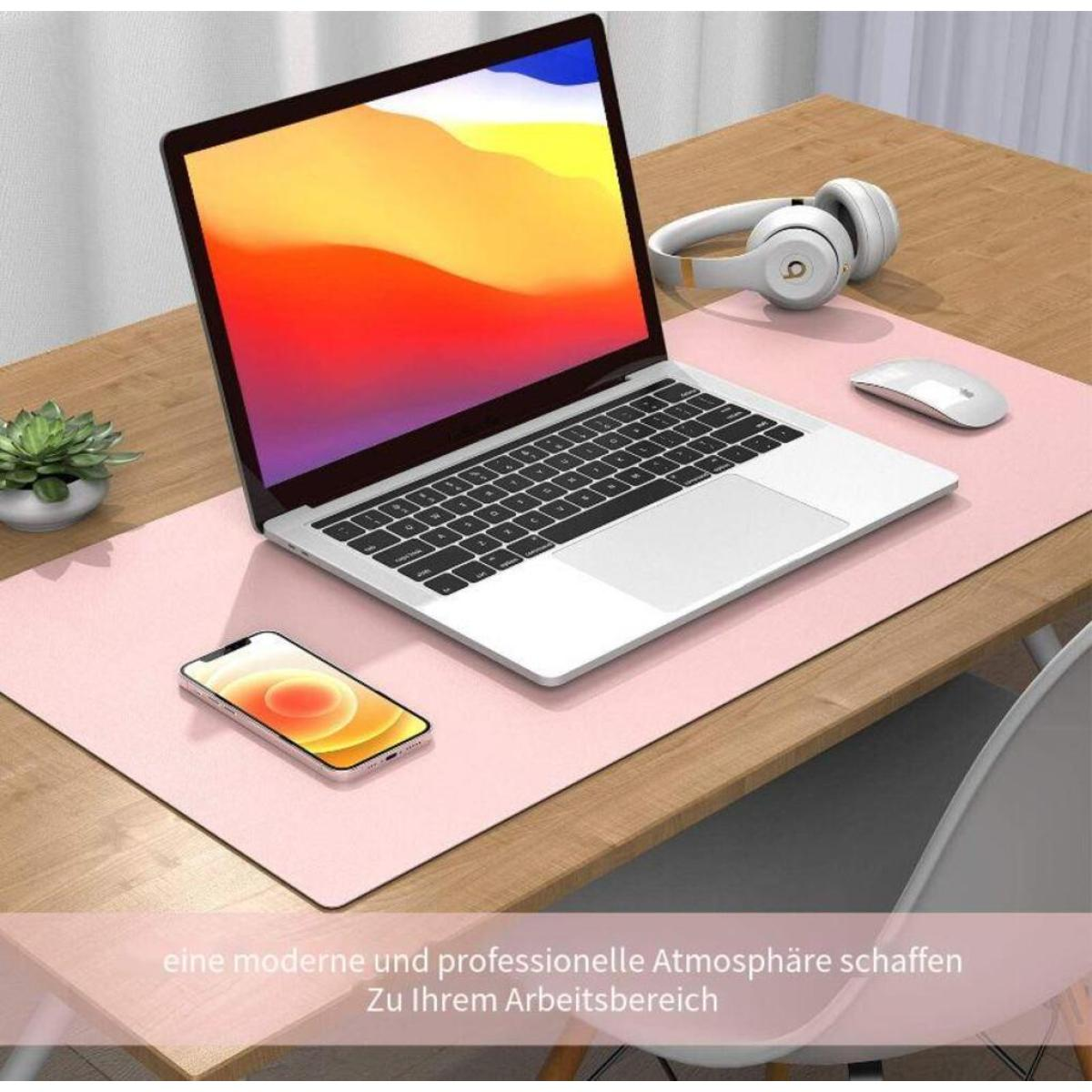 Ein Laptop, Telefon, Kopfhörer und Maus auf einer rosa Schreibtischunterlage auf einem Holztisch.