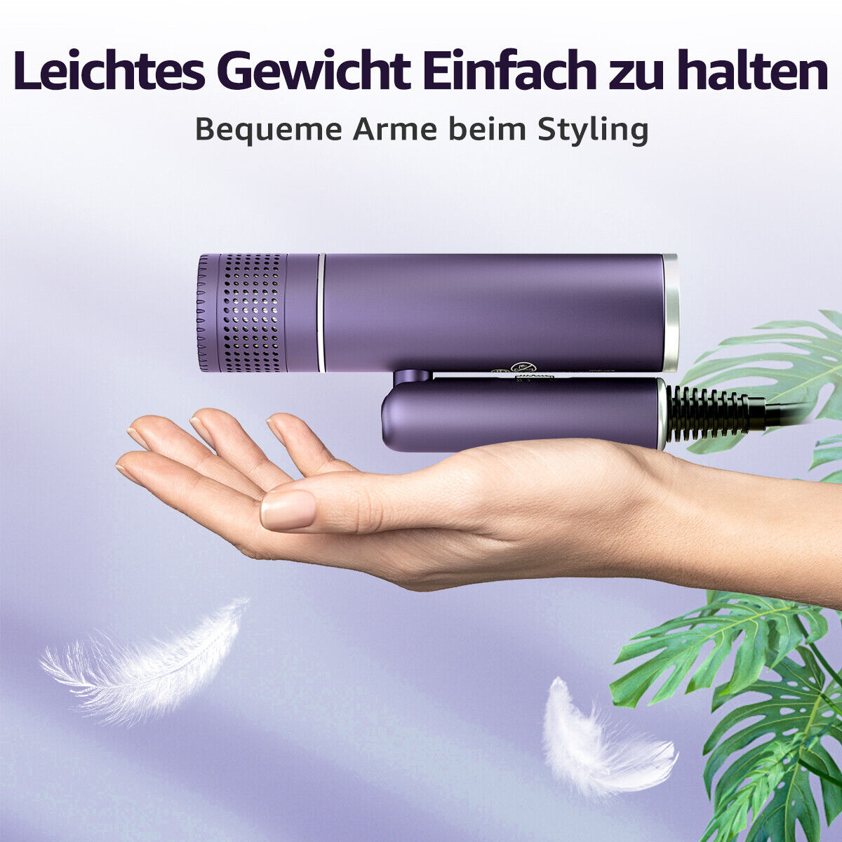 Lila Haartrockner in einer Hand, mit Federn. Text auf Deutsch.