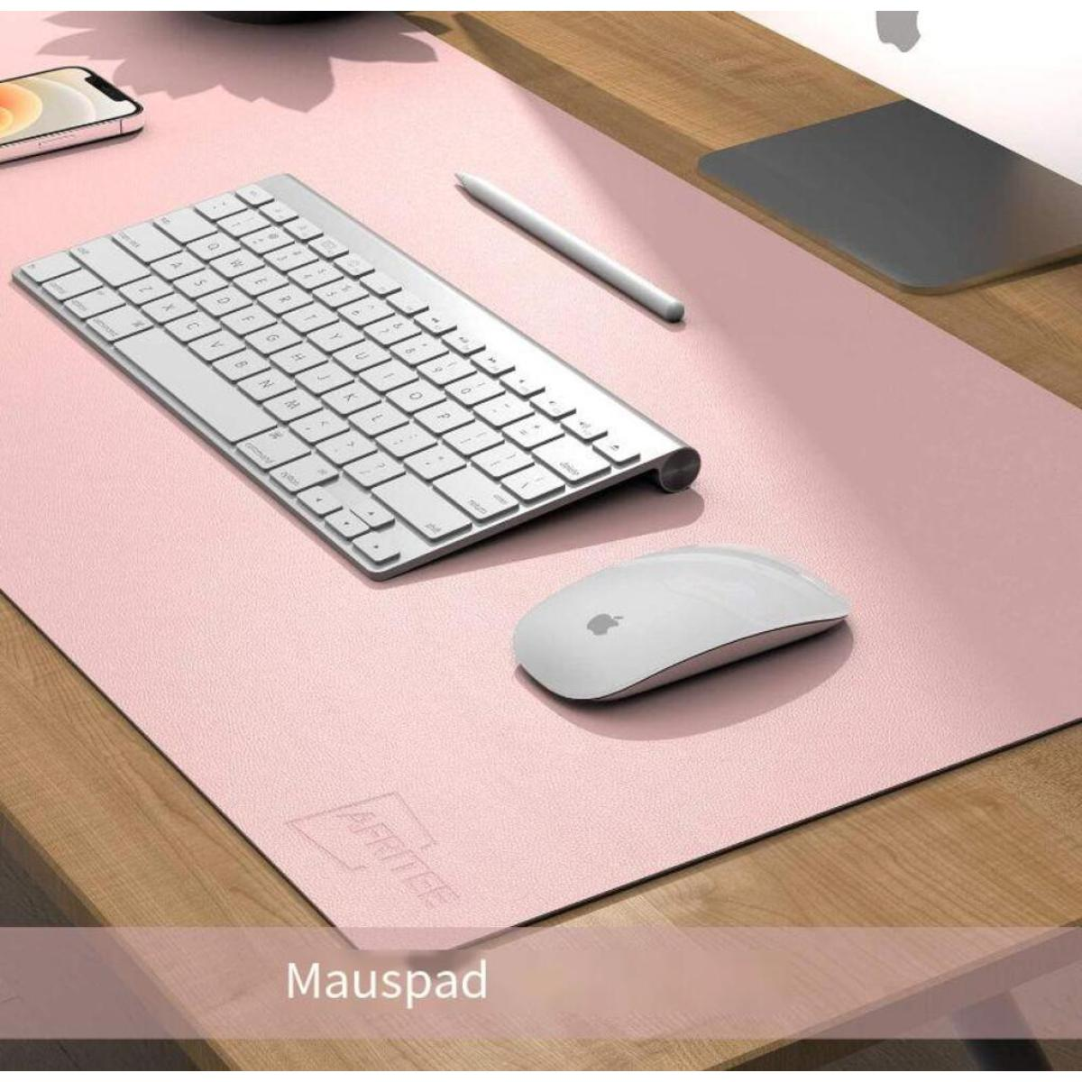 Rosa Mauspad mit weißer Tastatur, Maus und Stift, alles auf einem Holztisch.