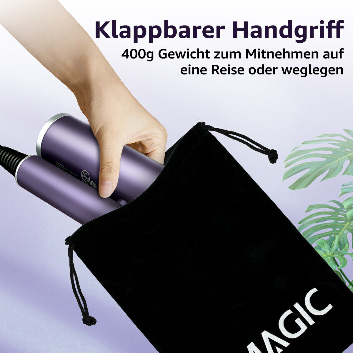 Eine Hand legt violette Haarstyling-Werkzeuge in eine schwarze Tasche. Der Hintergrund ist unscharf.