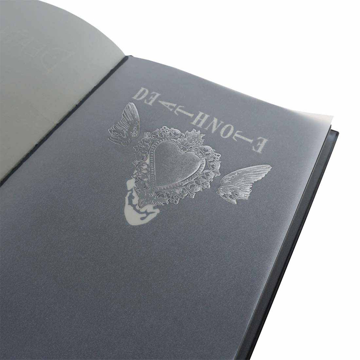 Ein Buch mit einer detaillierten Grafik auf der offenen Seite.