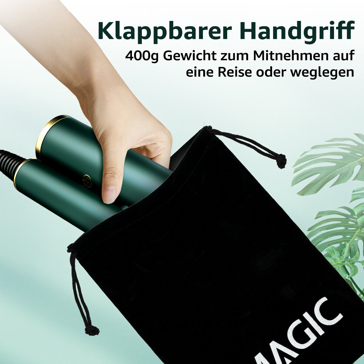 Eine Hand legt einen grünen Lockenstab in eine schwarze Reisetasche, mit dem Text 'Klappbarer Handgriff'.