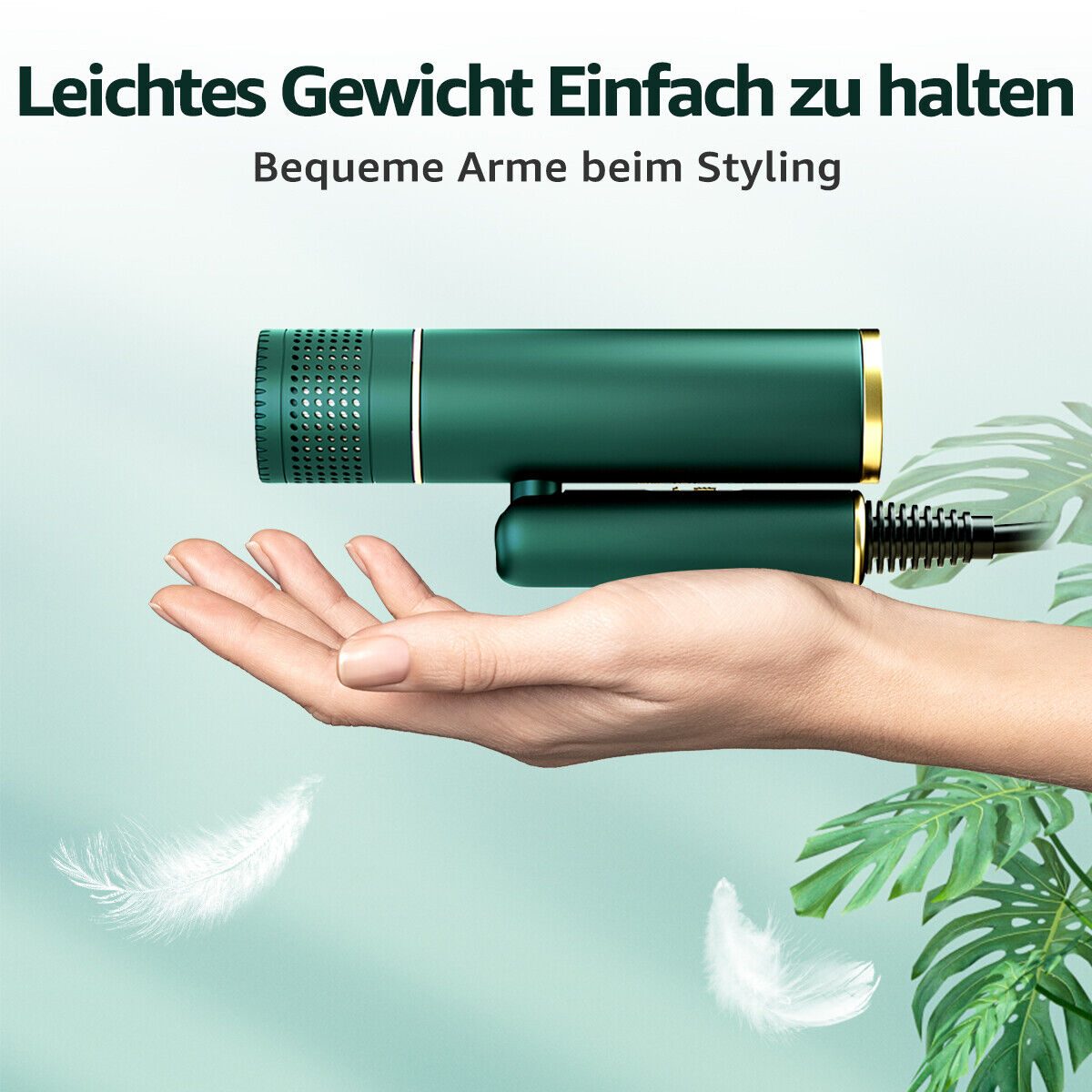 Eine Hand hält einen grün-goldenen Haartrockner. Federn sind in der Luft.