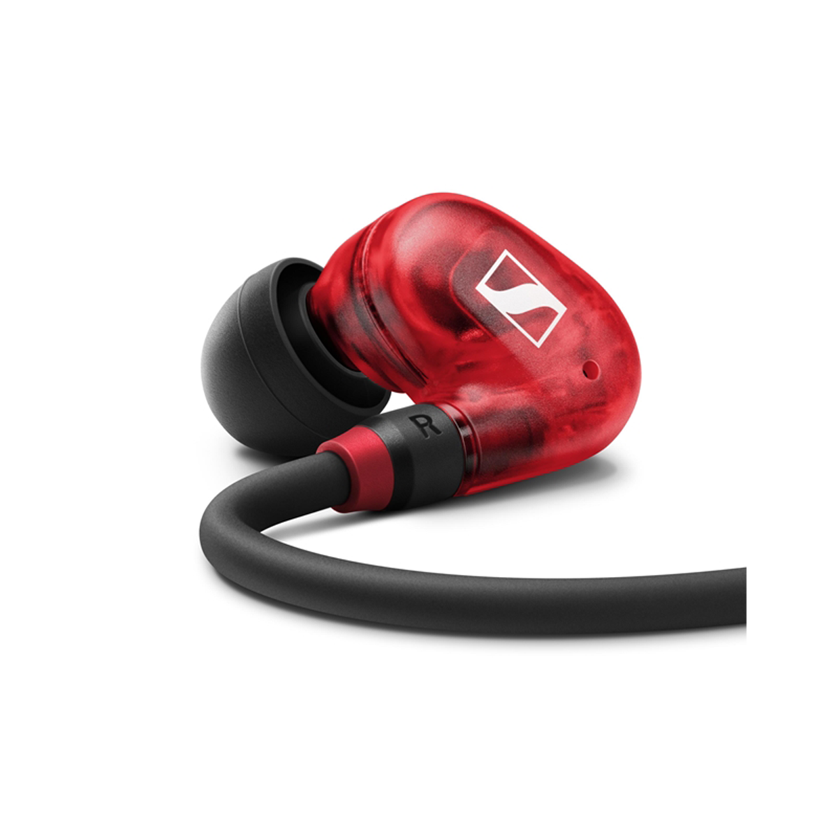 Ein roter Ohrhörer mit schwarzem Kabel. Die Ohrhörer haben ein Sennheiser-Logo.