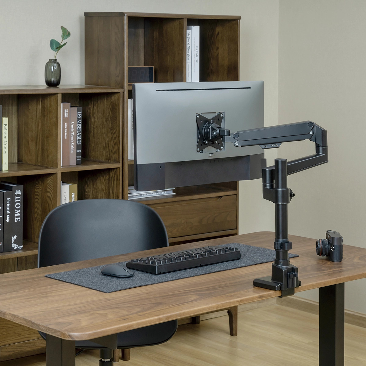 Schreibtischaufbau mit Monitorarm, Monitor, Maus, Tastatur und Kamera.