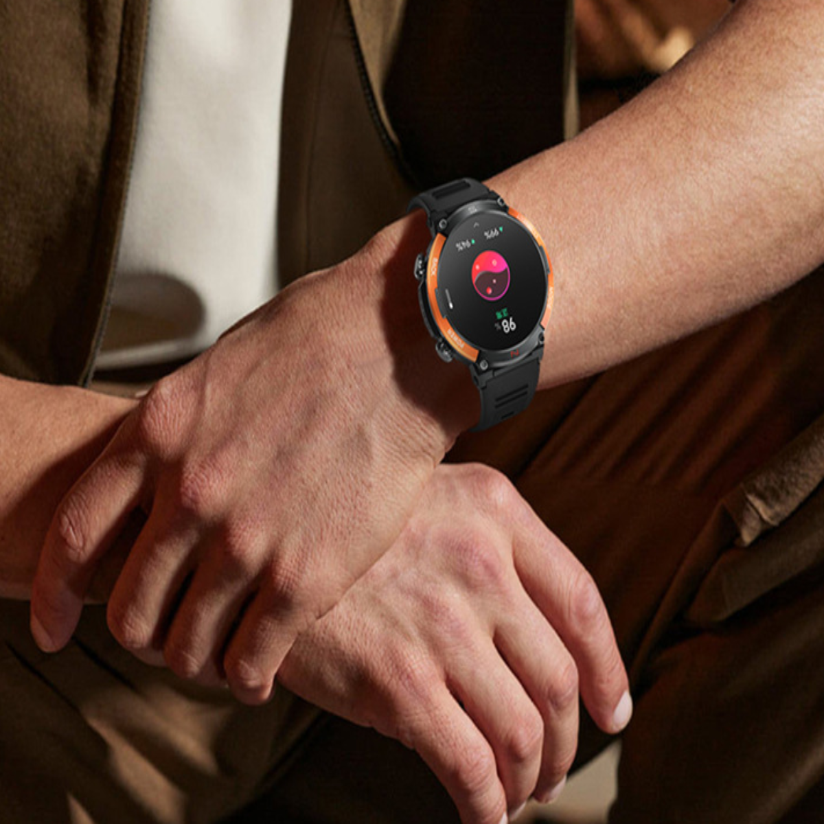 Das Handgelenk einer Person mit einer Smartwatch. Die Uhr zeigt Herzfrequenzdaten an.