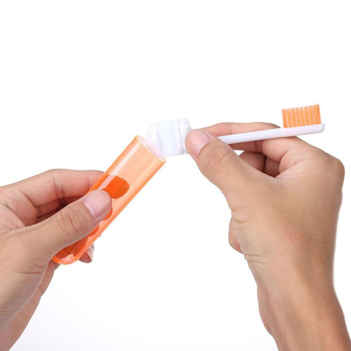 Hände öffnen ein Reise-Zahnbürsten-Set. Das Set ist orange, die Zahnbürste weiß mit orangen Borsten.