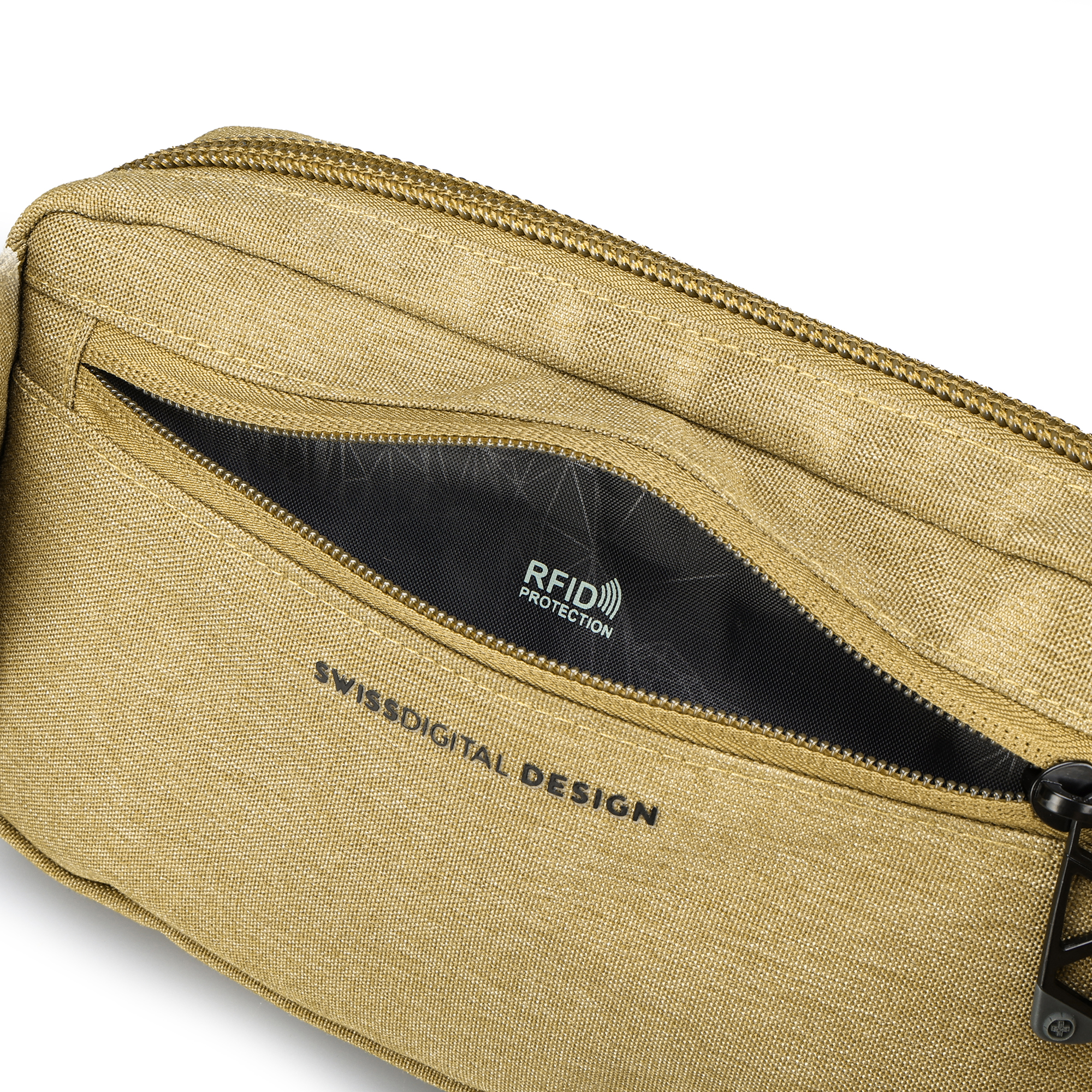 Una borsa color cachi con una tasca aperta che rivela un'etichetta di protezione RFID e una cerniera nera sul lato.