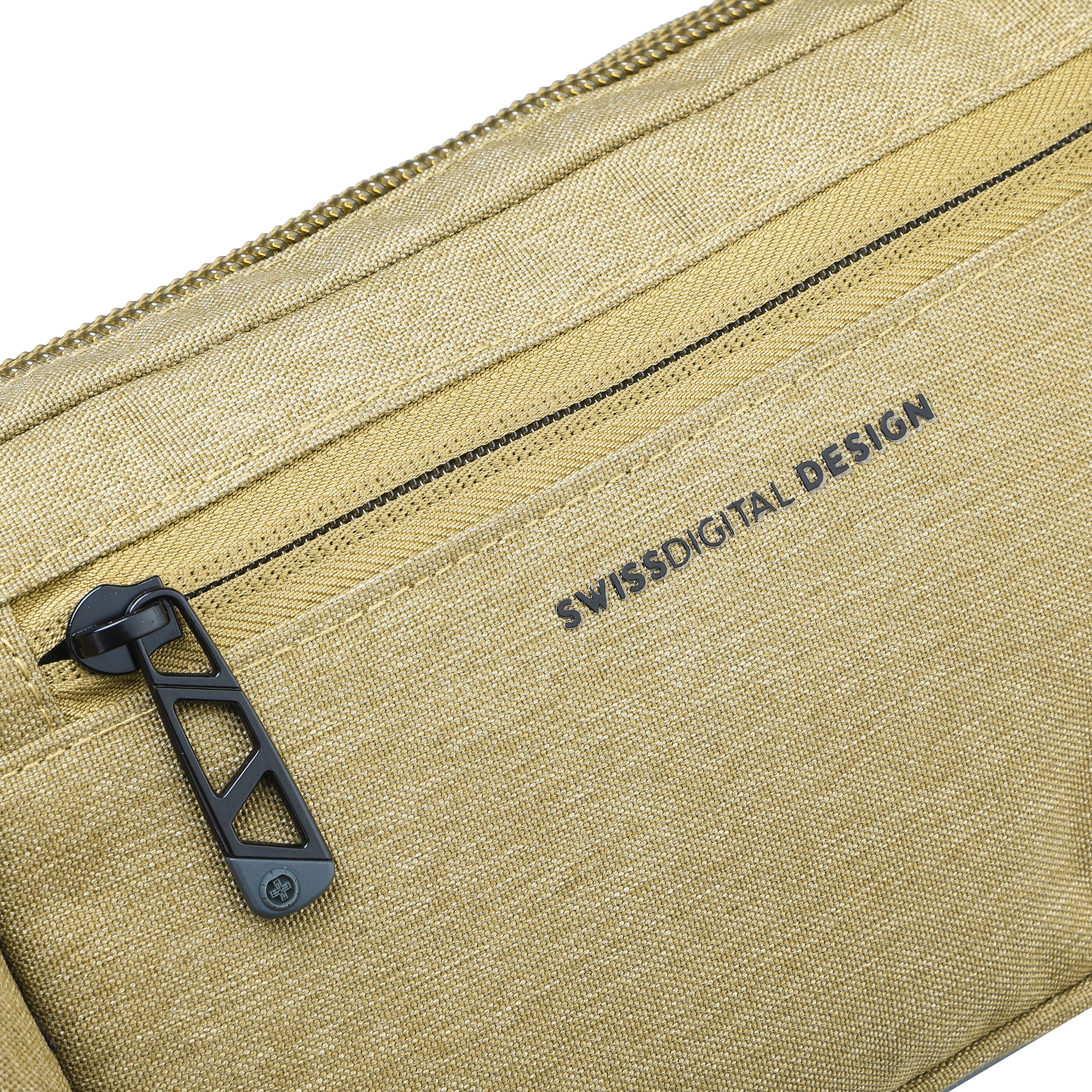 Primo piano di una borsa beige con cerniera nera e la scritta 'SWISSDIGITAL DESIGN'.
