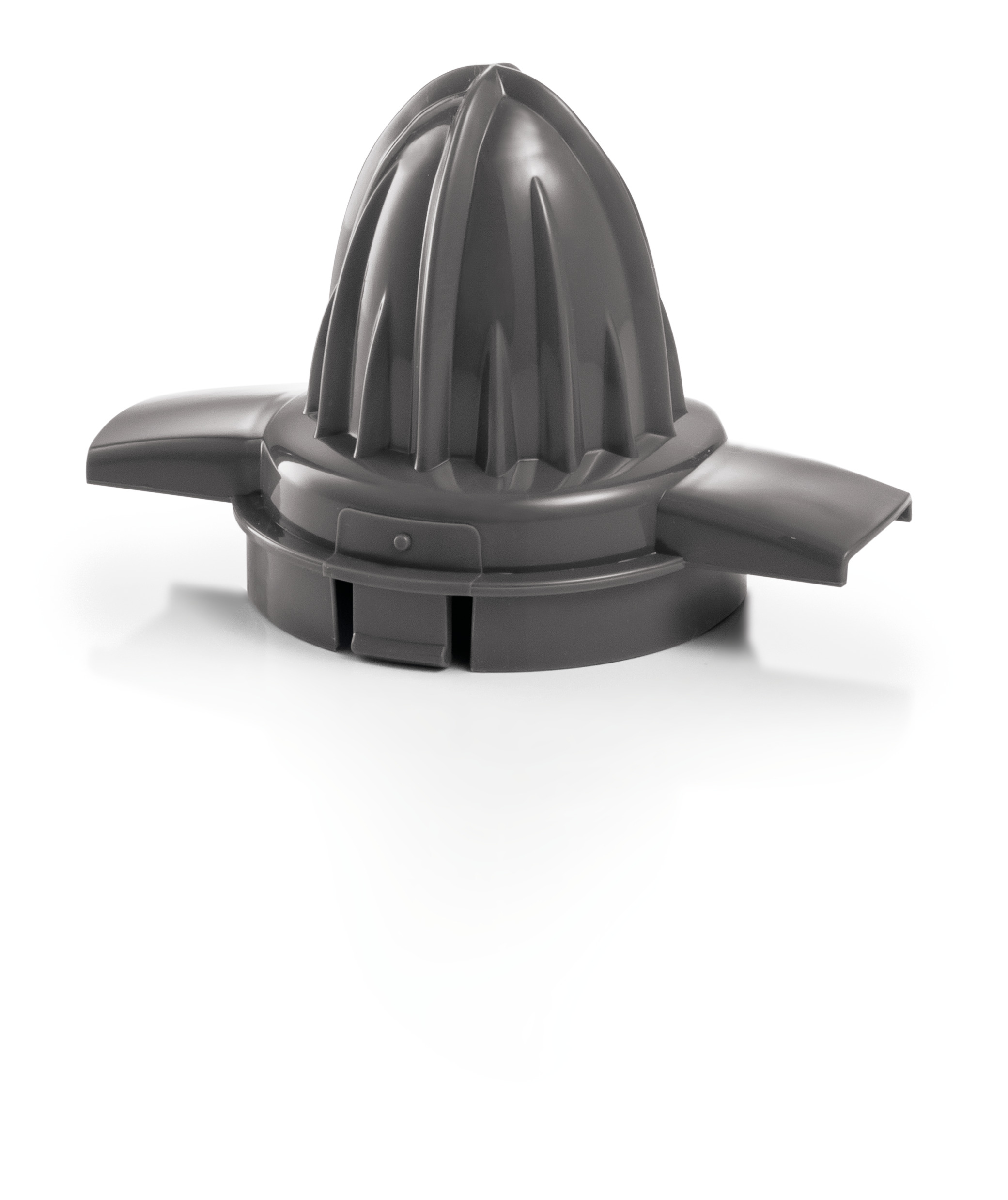Vier schwarze Outdoor-Liegestühle aus Korbgeflecht mit schwarzen Kissen.