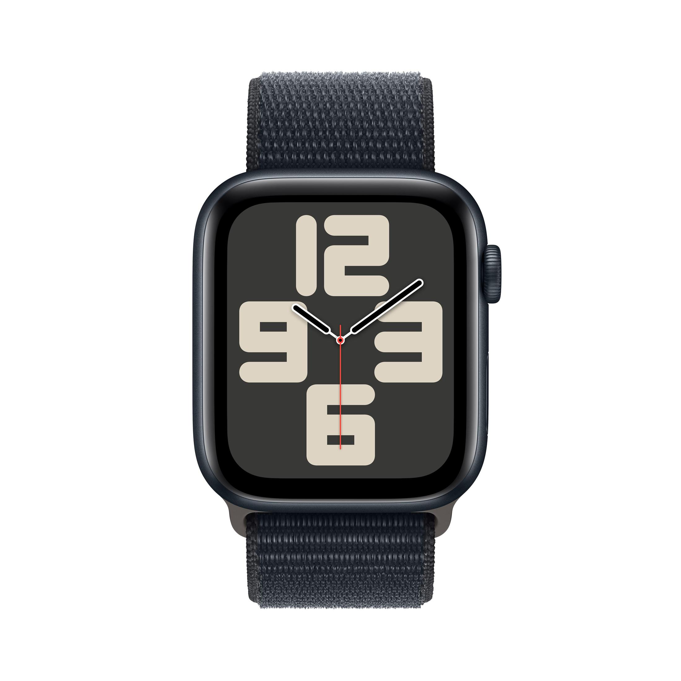 Schwarze Apple Watch mit dunkelblauem Stoffarmband, zeigt ein Zifferblatt mit großen Zahlen.
