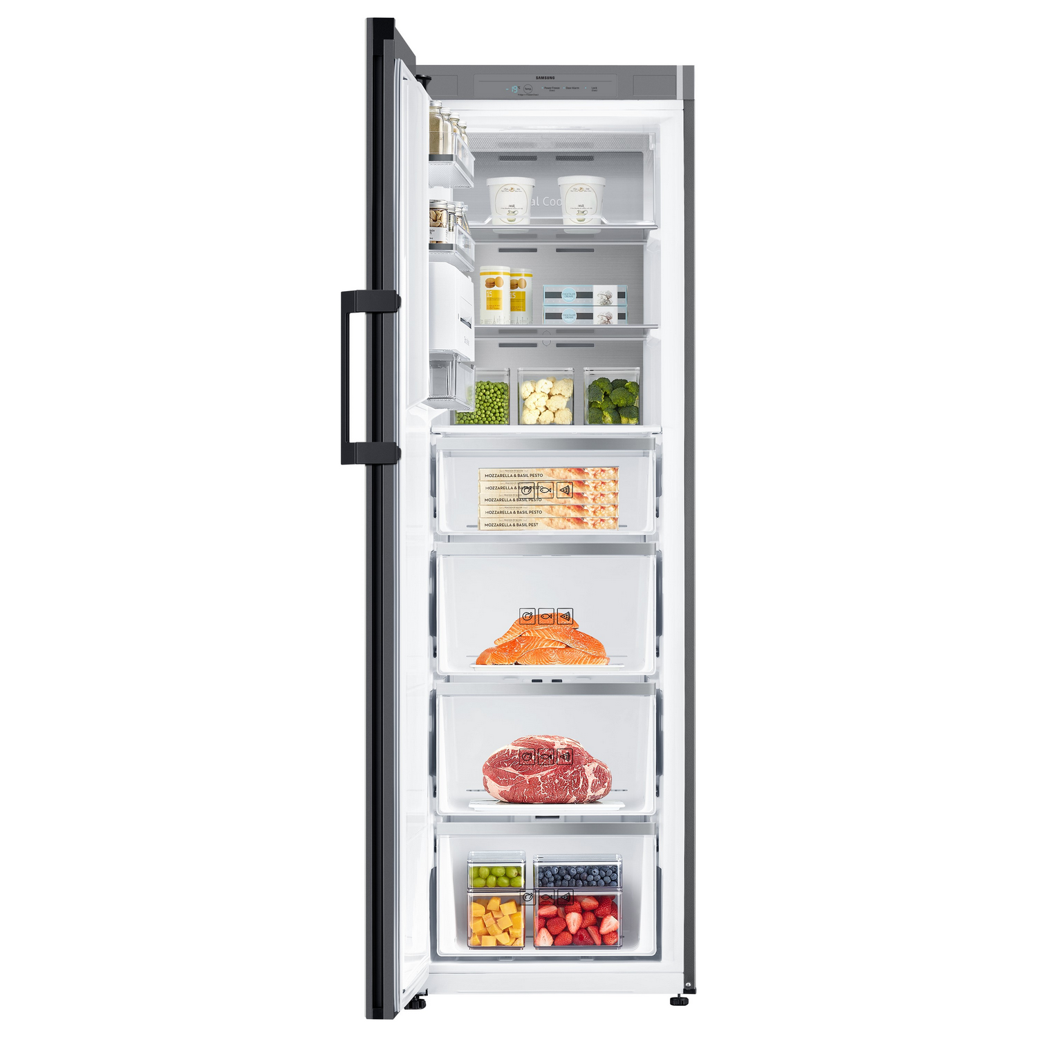 Un refrigerador con la puerta abierta, mostrando estantes con alimentos como verduras y carne congelada.