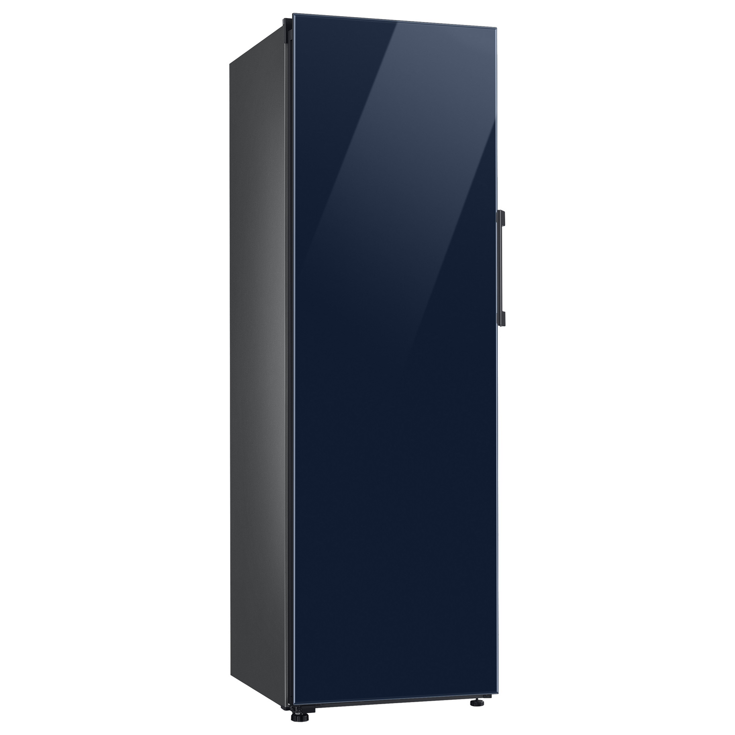Un refrigerador alto de color azul oscuro con marco, asa y base negros.