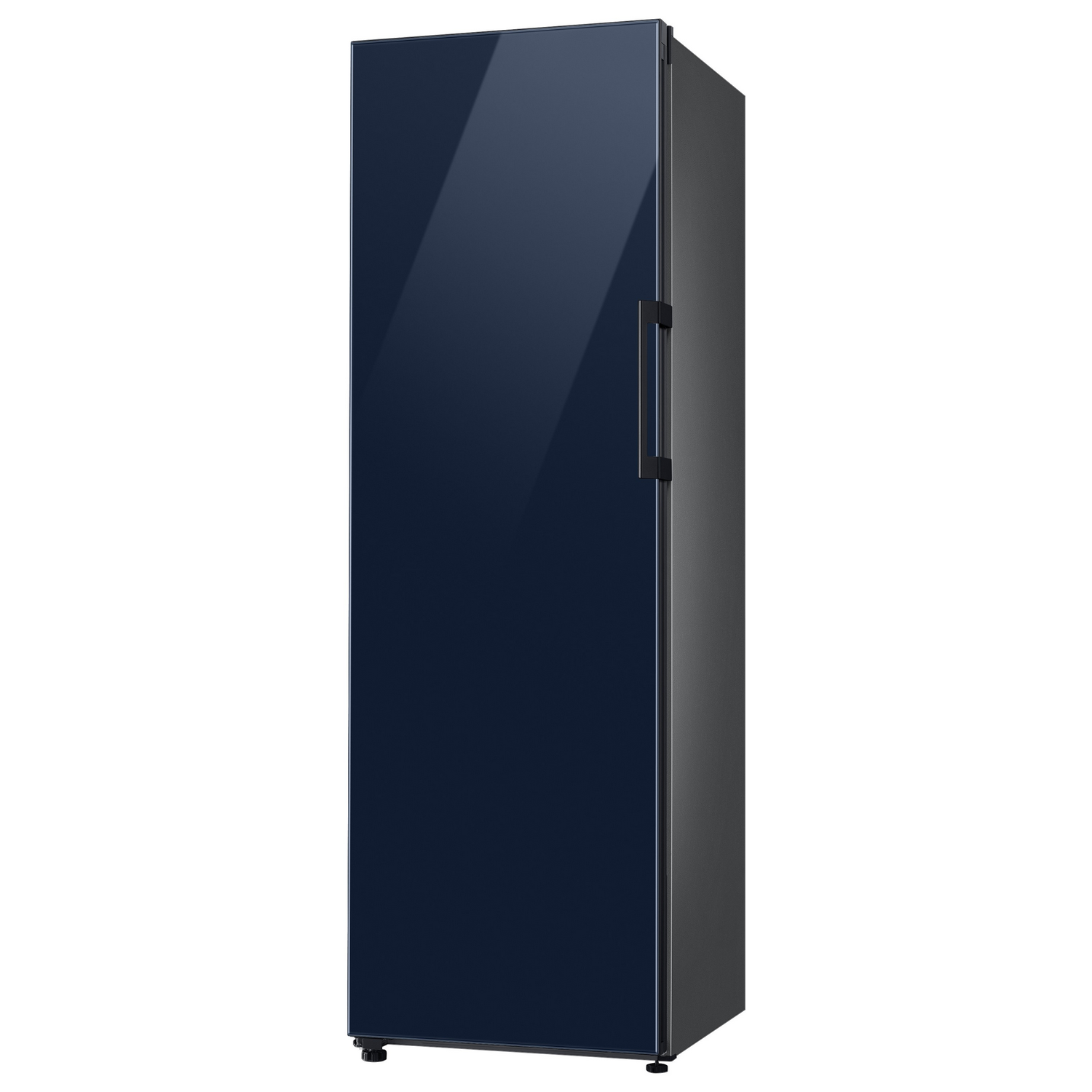 Un refrigerador alto, azul oscuro con un asa negra y fondo blanco.