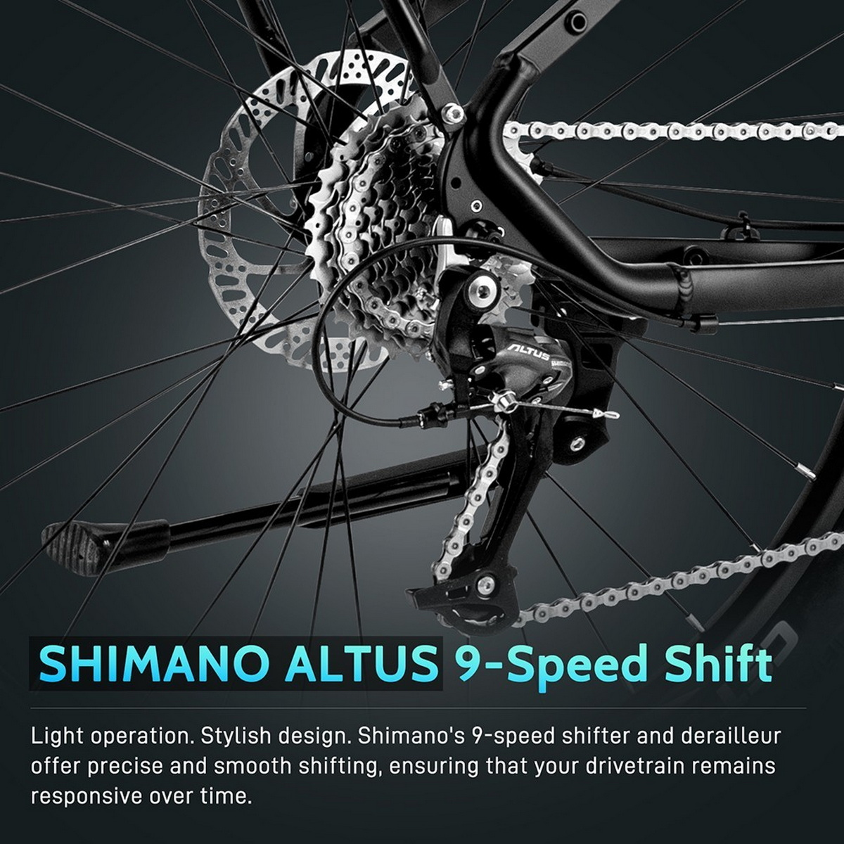 Nahaufnahme des Hinterrads und der Kette eines Fahrrads mit einem Shimano Altus 9-Speed Shift Label.