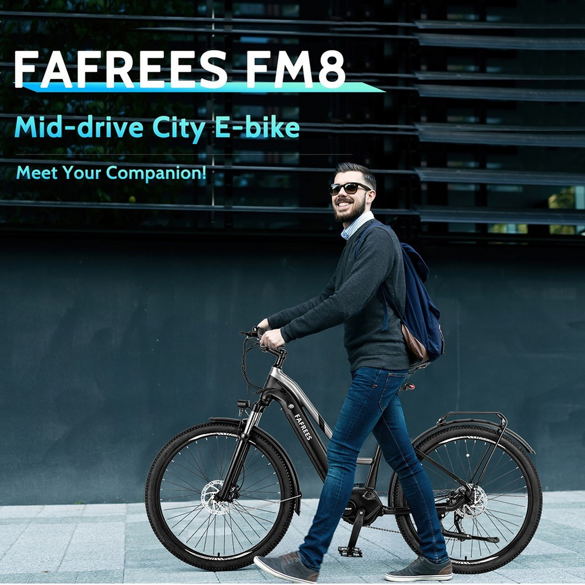 Mann fährt auf einem schwarzen E-Bike auf einem Bürgersteig. Text sagt FaFrees FM8 Mid-drive City E-Bike. Er trägt eine Sonnenbrille.