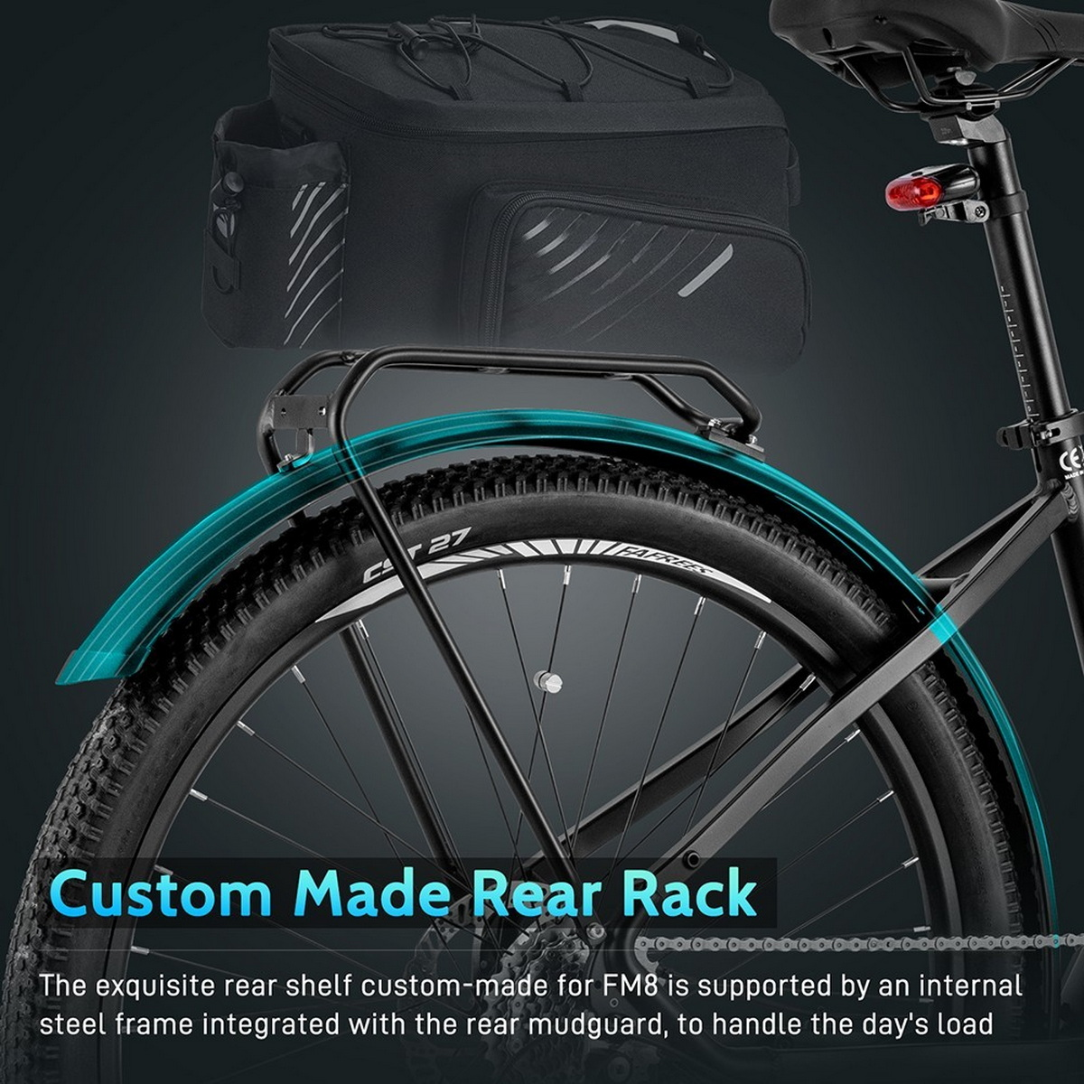 Ein Fahrrad mit einem maßgefertigten Heckträger und einer schwarzen Tasche. Das Fahrrad steht vor weißem Hintergrund.